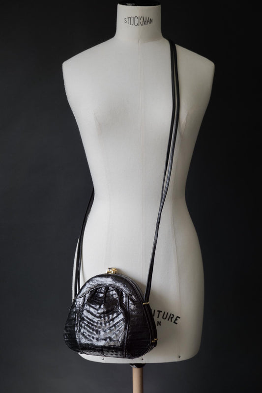 Schwarze Vintage Umhängetasche in Kroko-Optik mit Goldverschluss & Henkel