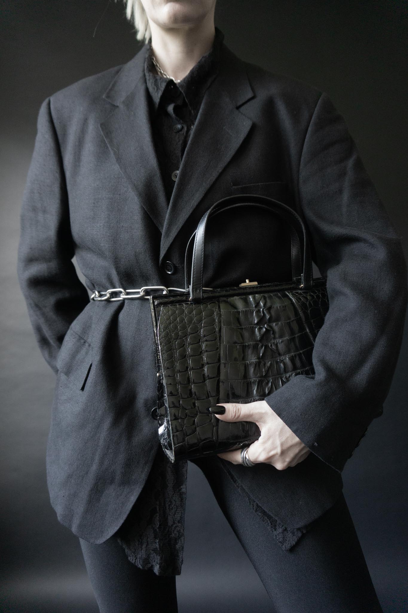 Schwarze Vintage Handtasche in Kroko-Optik mit Faltendetail auf der Vorderseite