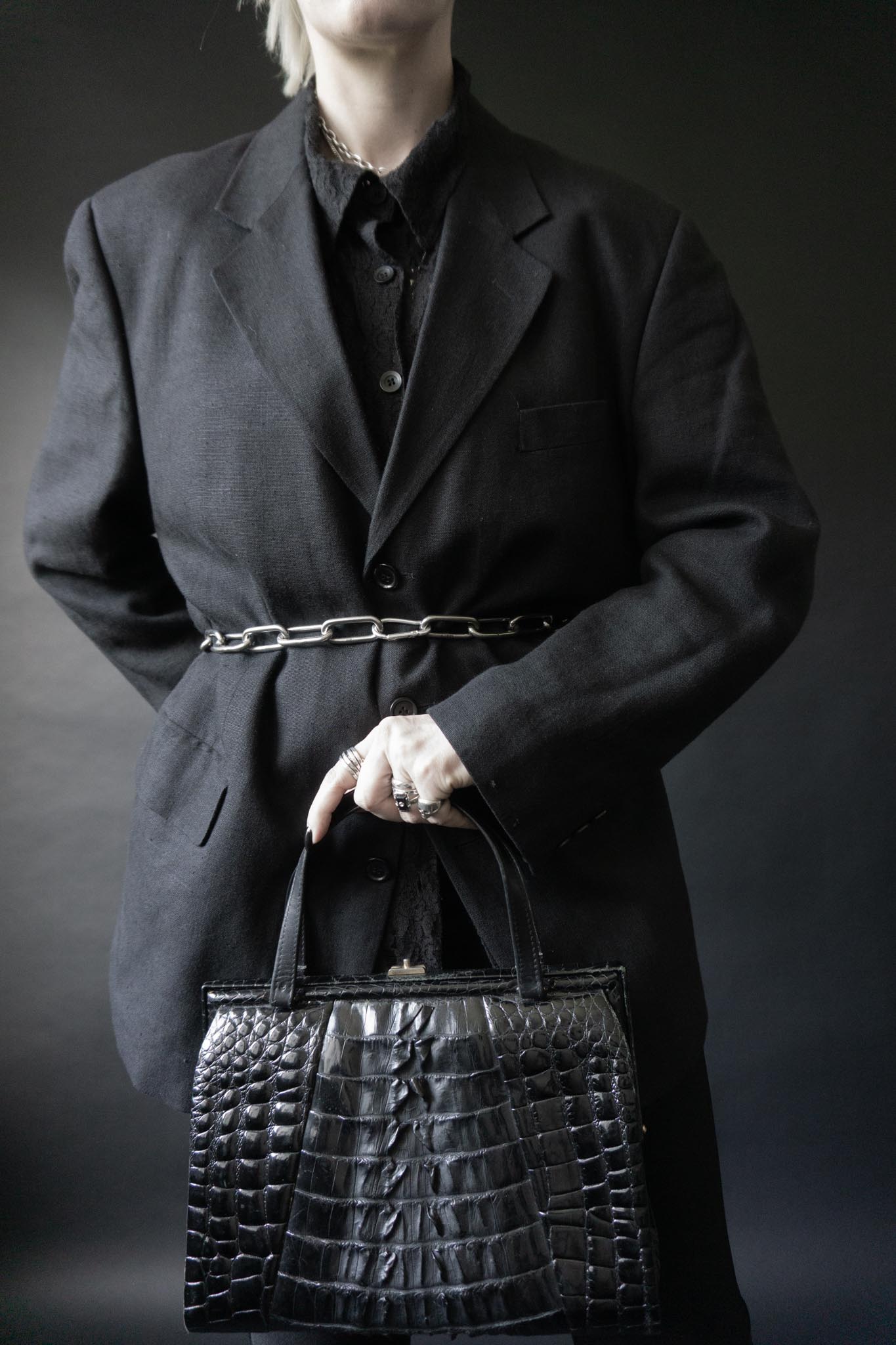 Schwarze Vintage Handtasche in Kroko-Optik mit Faltendetail auf der Vorderseite