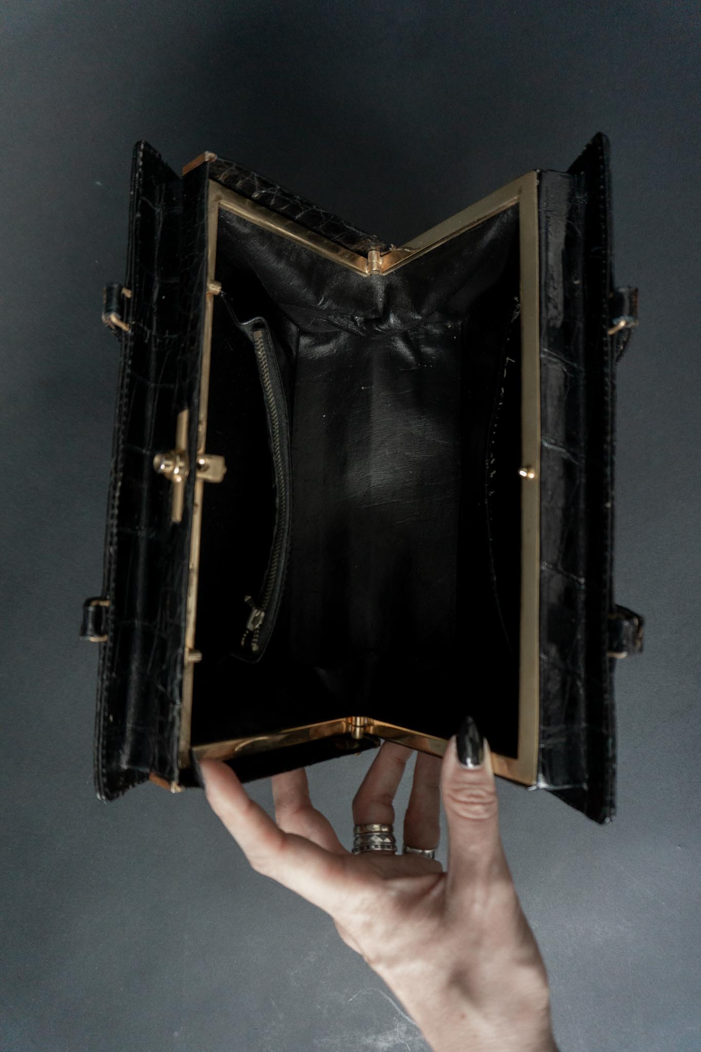 Schwarze Vintage Handtasche in Kroko-Optik mit Henkelgriff