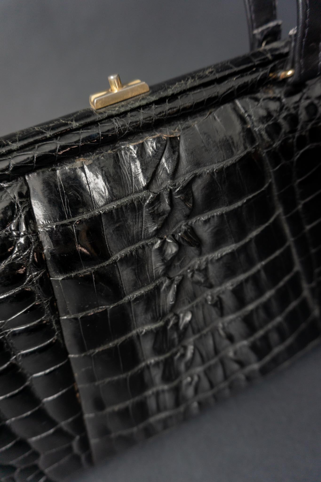 Schwarze Vintage Handtasche in Kroko-Optik mit Faltendetail auf der Vorderseite