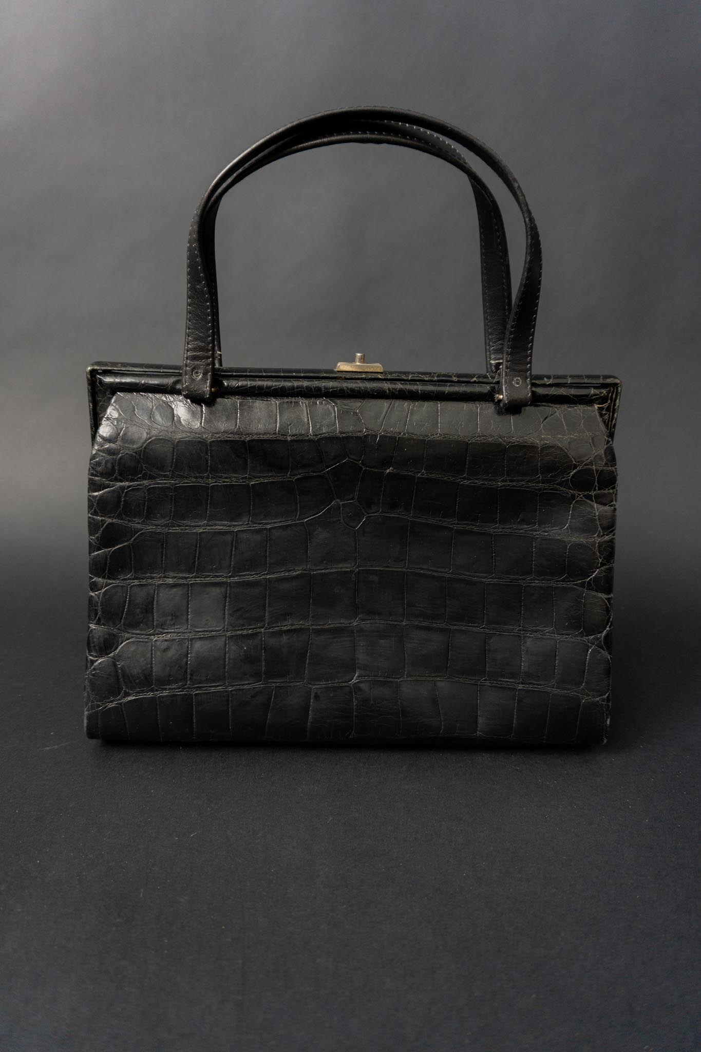 Schwarze Vintage Handtasche in Kroko-Optik mit Faltendetail auf der Vorderseite