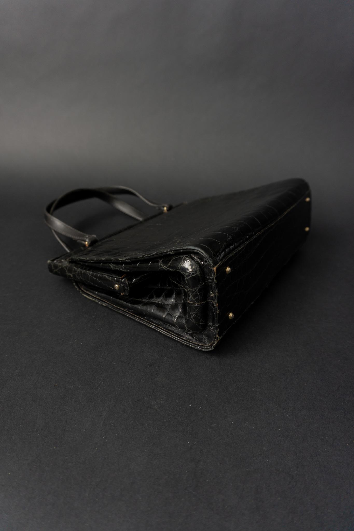 Schwarze Vintage Handtasche in Kroko-Optik mit Faltendetail auf der Vorderseite