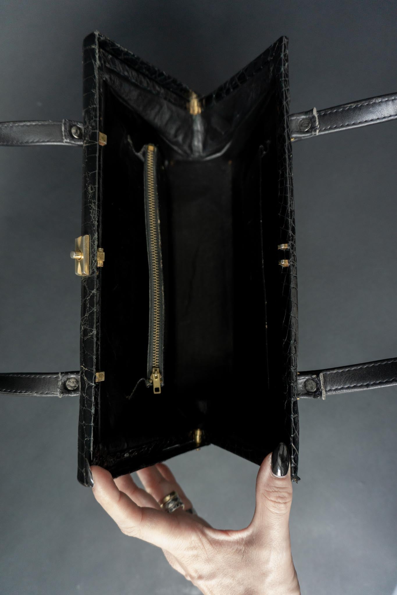 Schwarze Vintage Handtasche in Kroko-Optik mit Faltendetail auf der Vorderseite