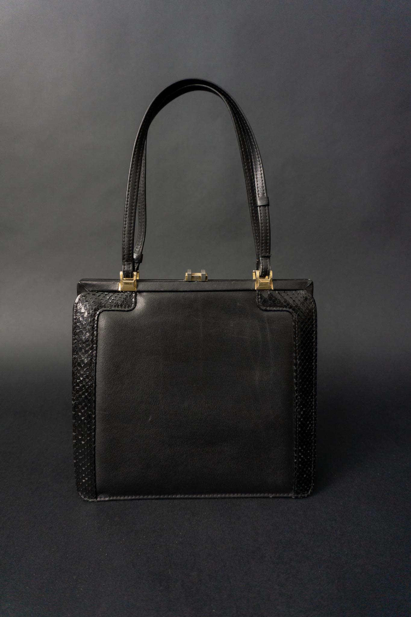 Schwarze Vintage Ledertasche aus den 60s mit Henkel, goldener Hardware & Kroko-Details
