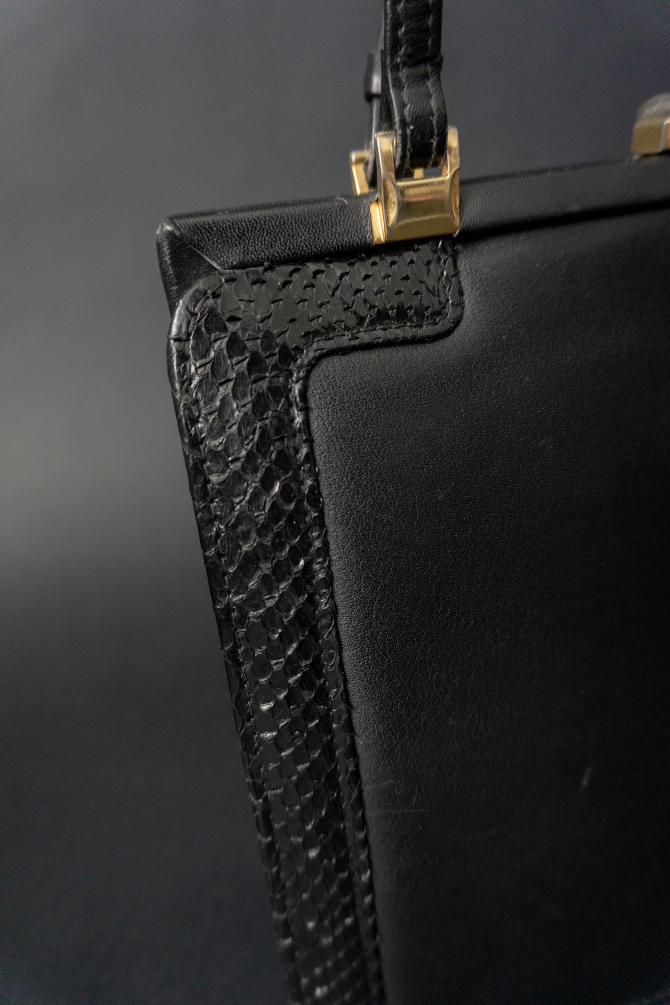 Schwarze Vintage Ledertasche aus den 60s mit Henkel, goldener Hardware & Kroko-Details