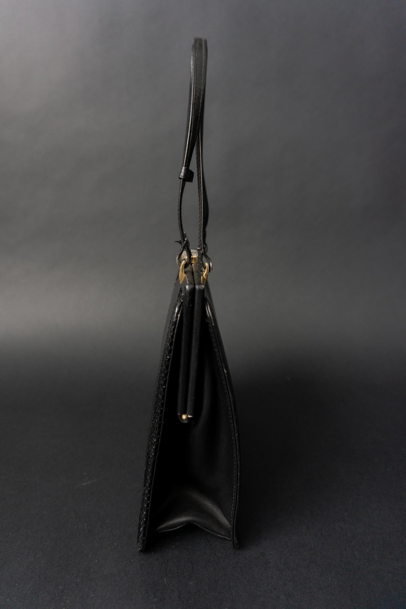 Schwarze Vintage Ledertasche aus den 60s mit Henkel, goldener Hardware & Kroko-Details