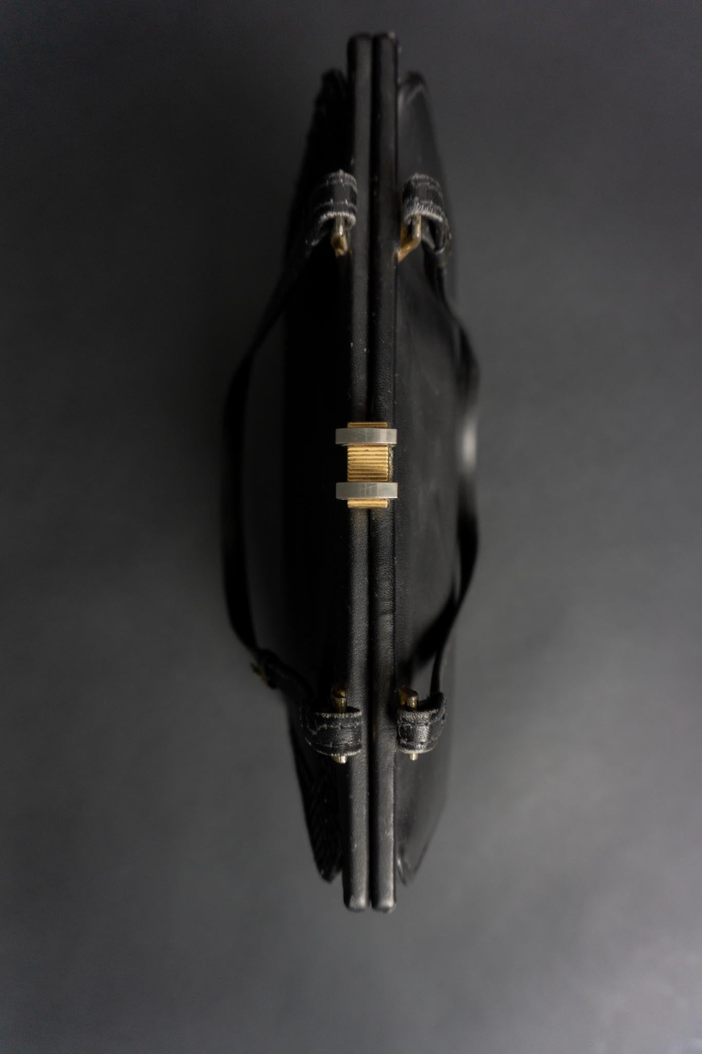 Schwarze Vintage Ledertasche aus den 60s mit Henkel, goldener Hardware & Kroko-Details