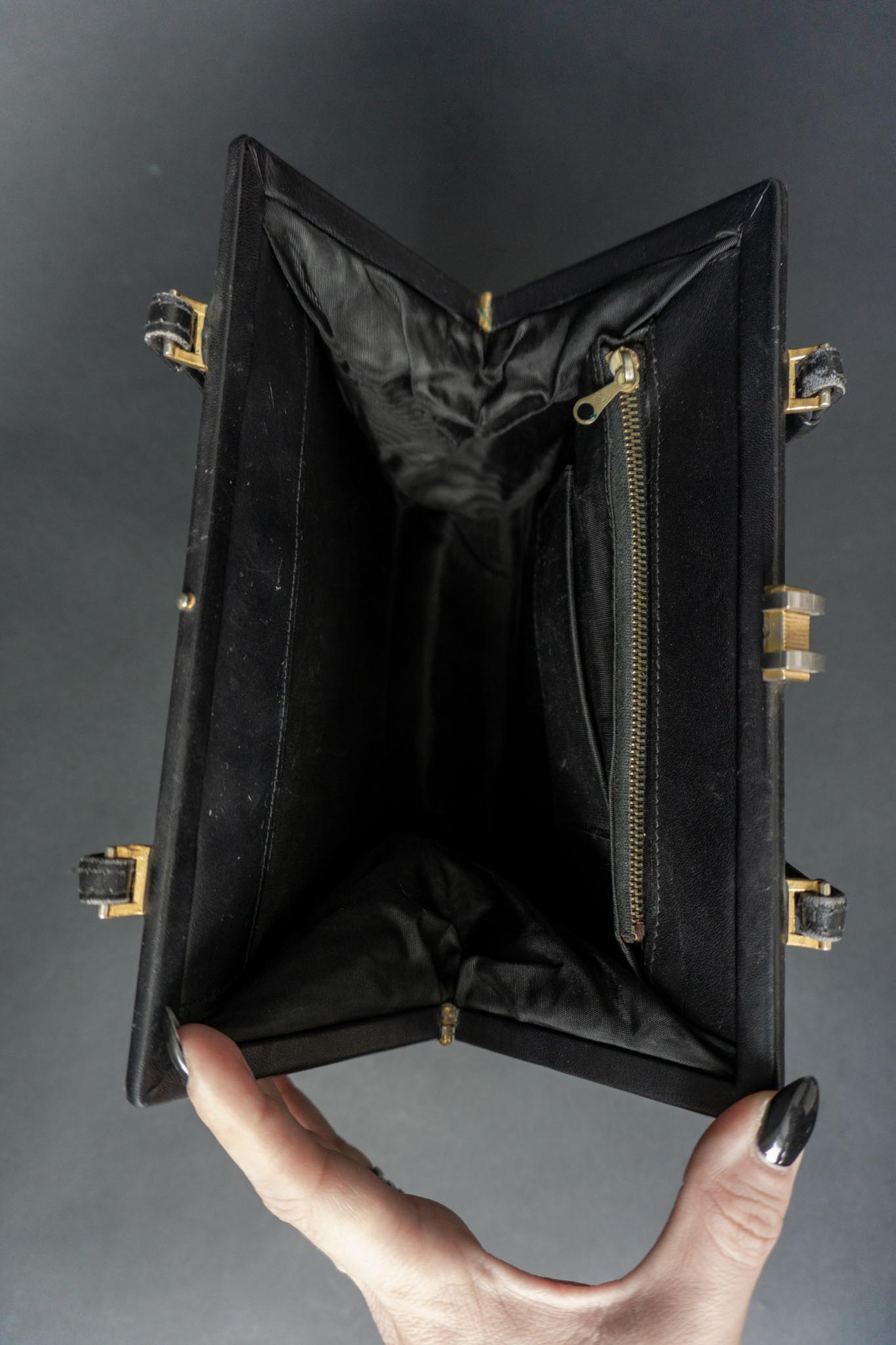 Schwarze Vintage Ledertasche aus den 60s mit Henkel, goldener Hardware & Kroko-Details