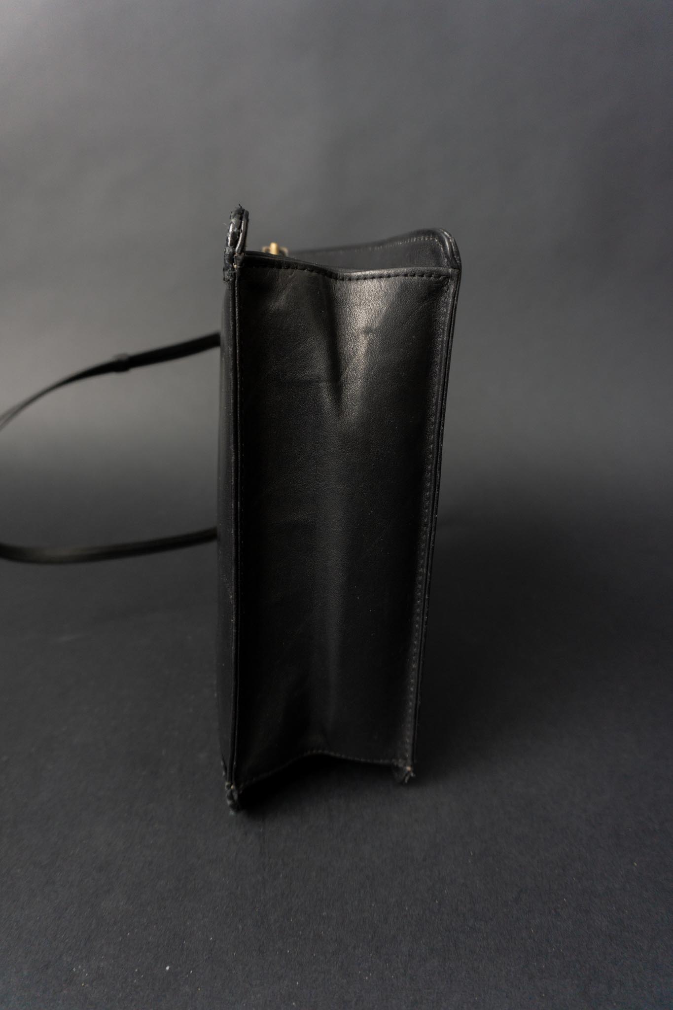 Schwarze Vintage Ledertasche aus den 60s mit Henkel, goldener Hardware & Kroko-Details