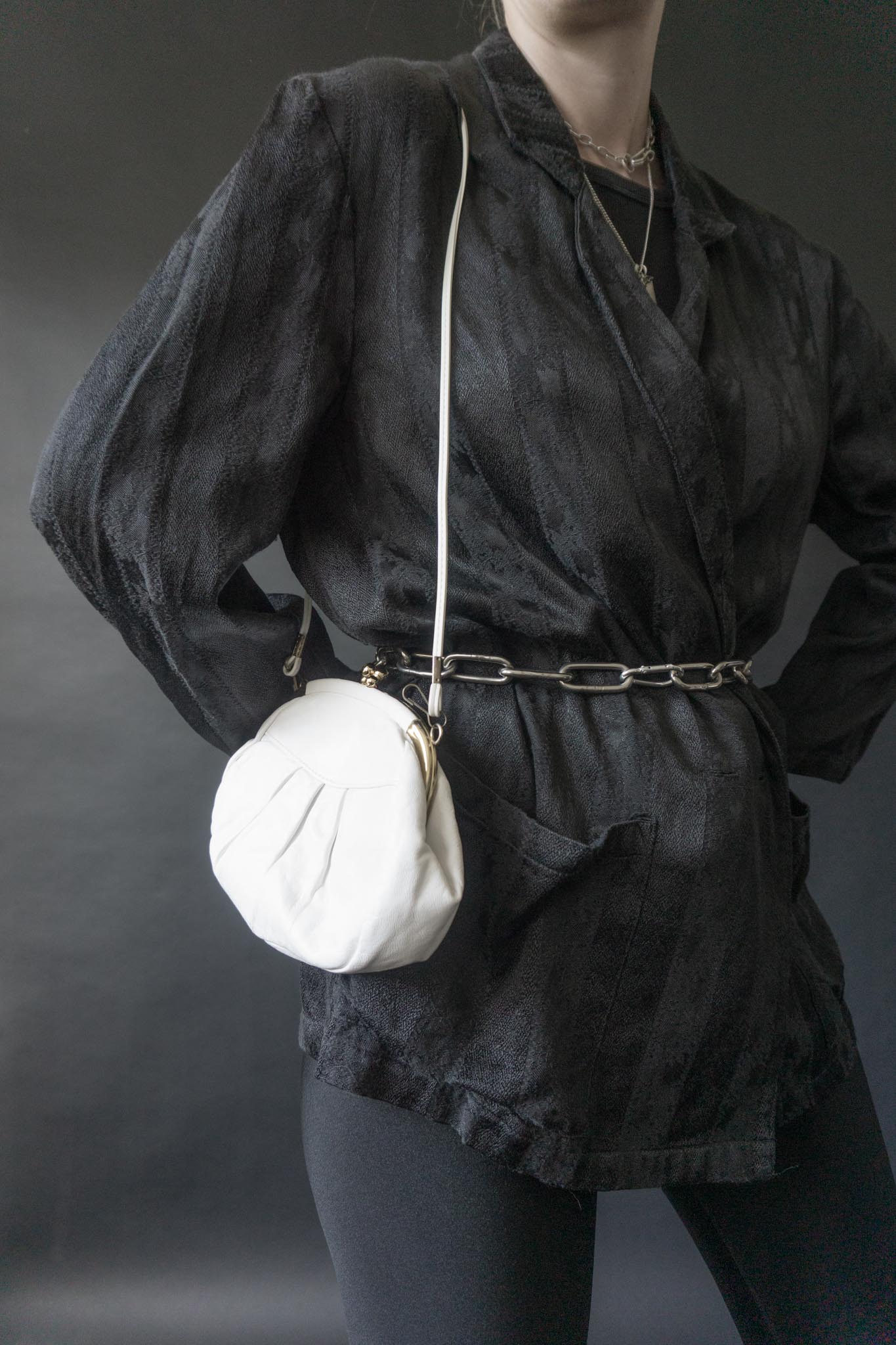 Weiße Vintage Umhängetasche aus den 70s aus Echtleder mit goldfarbener Hardware