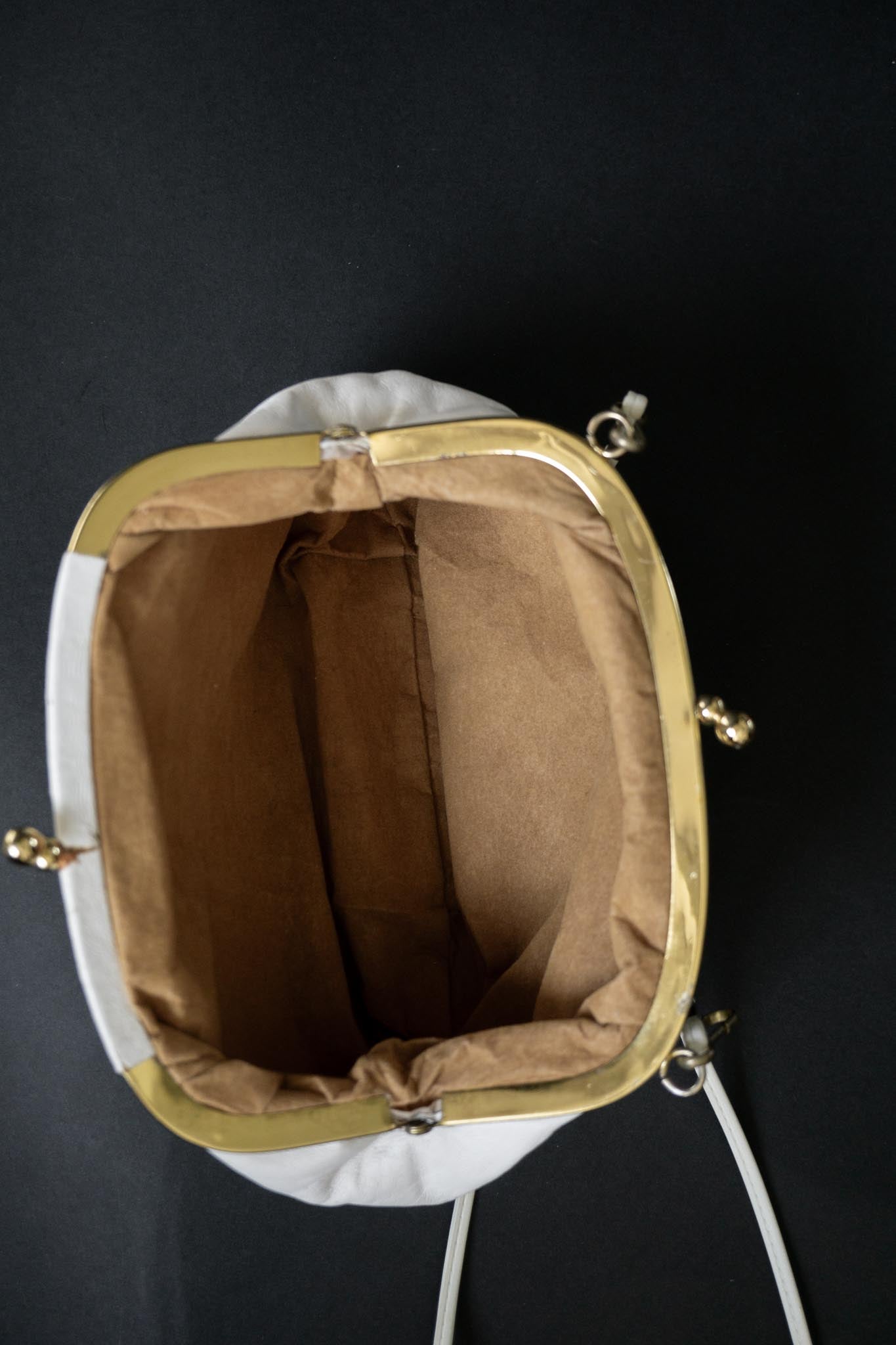 Weiße Vintage Umhängetasche aus den 70s aus Echtleder mit goldfarbener Hardware