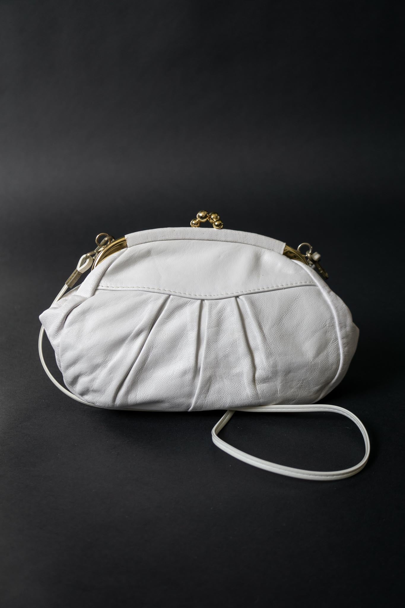 Weiße Vintage Umhängetasche aus den 70s aus Echtleder mit goldfarbener Hardware