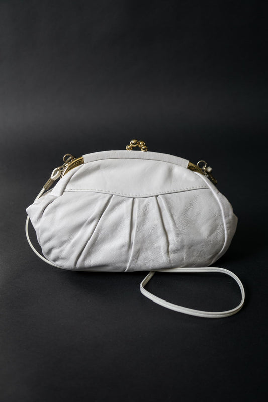 Weiße Vintage Umhängetasche aus den 70s aus Echtleder mit goldfarbener Hardware