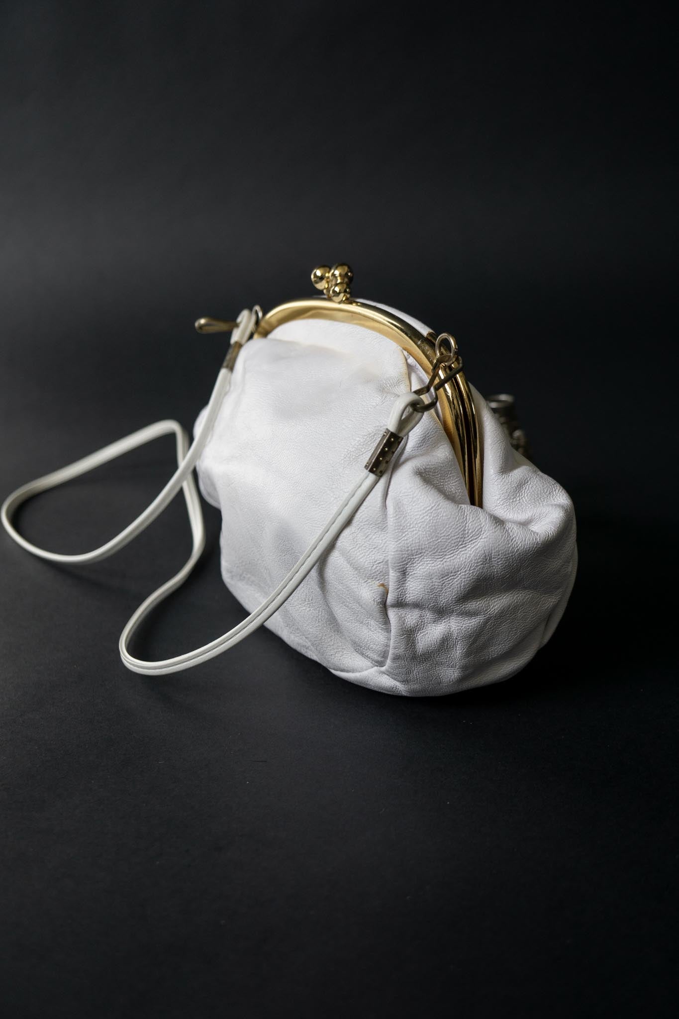 Weiße Vintage Umhängetasche aus den 70s aus Echtleder mit goldfarbener Hardware