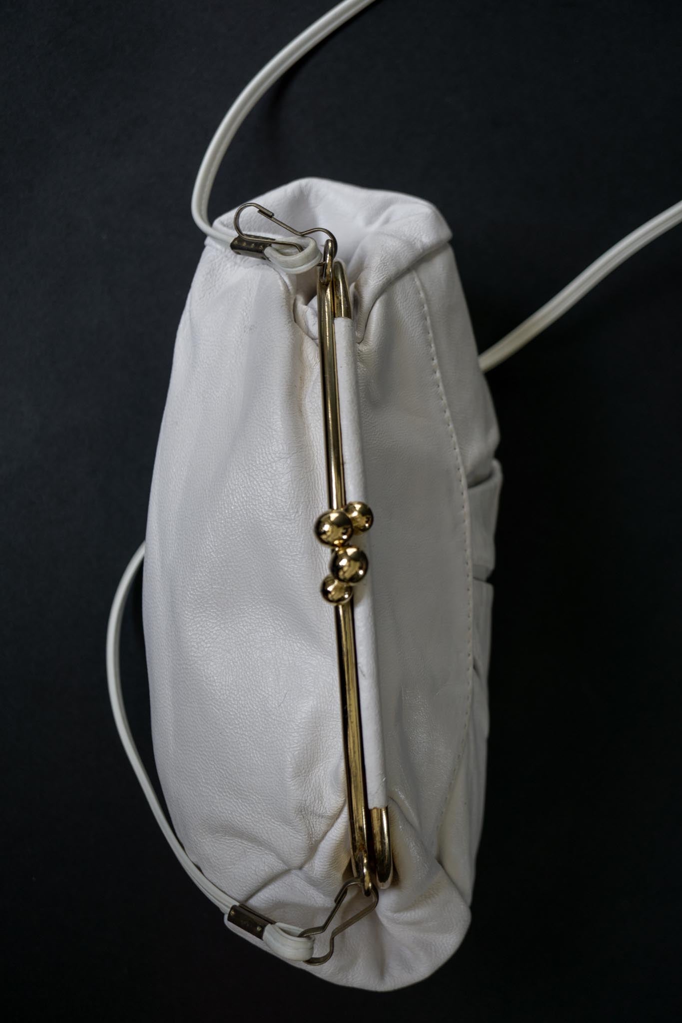 Weiße Vintage Umhängetasche aus den 70s aus Echtleder mit goldfarbener Hardware