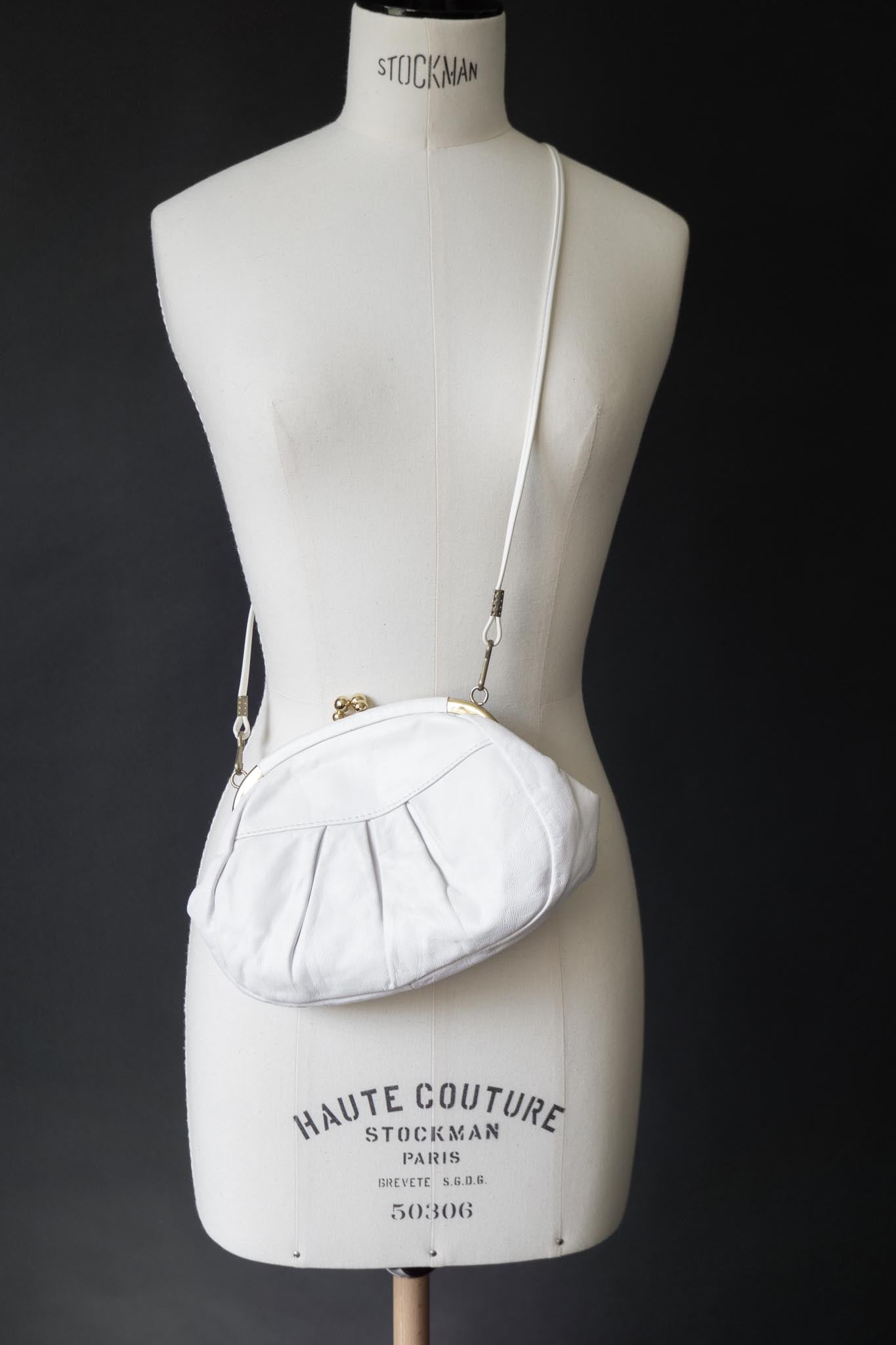 Weiße Vintage Umhängetasche aus den 70s aus Echtleder mit goldfarbener Hardware