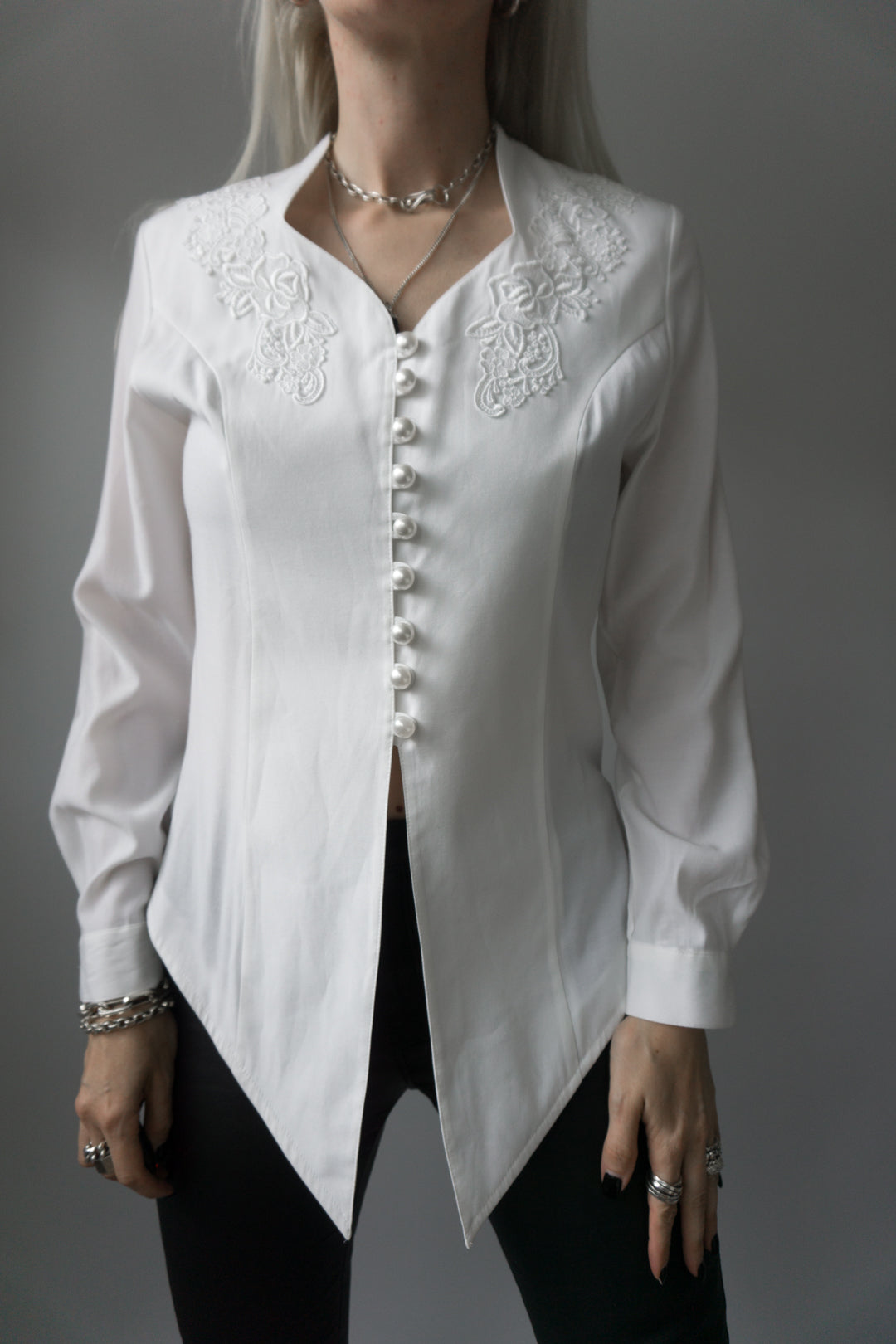 Vampy blouse white pearls