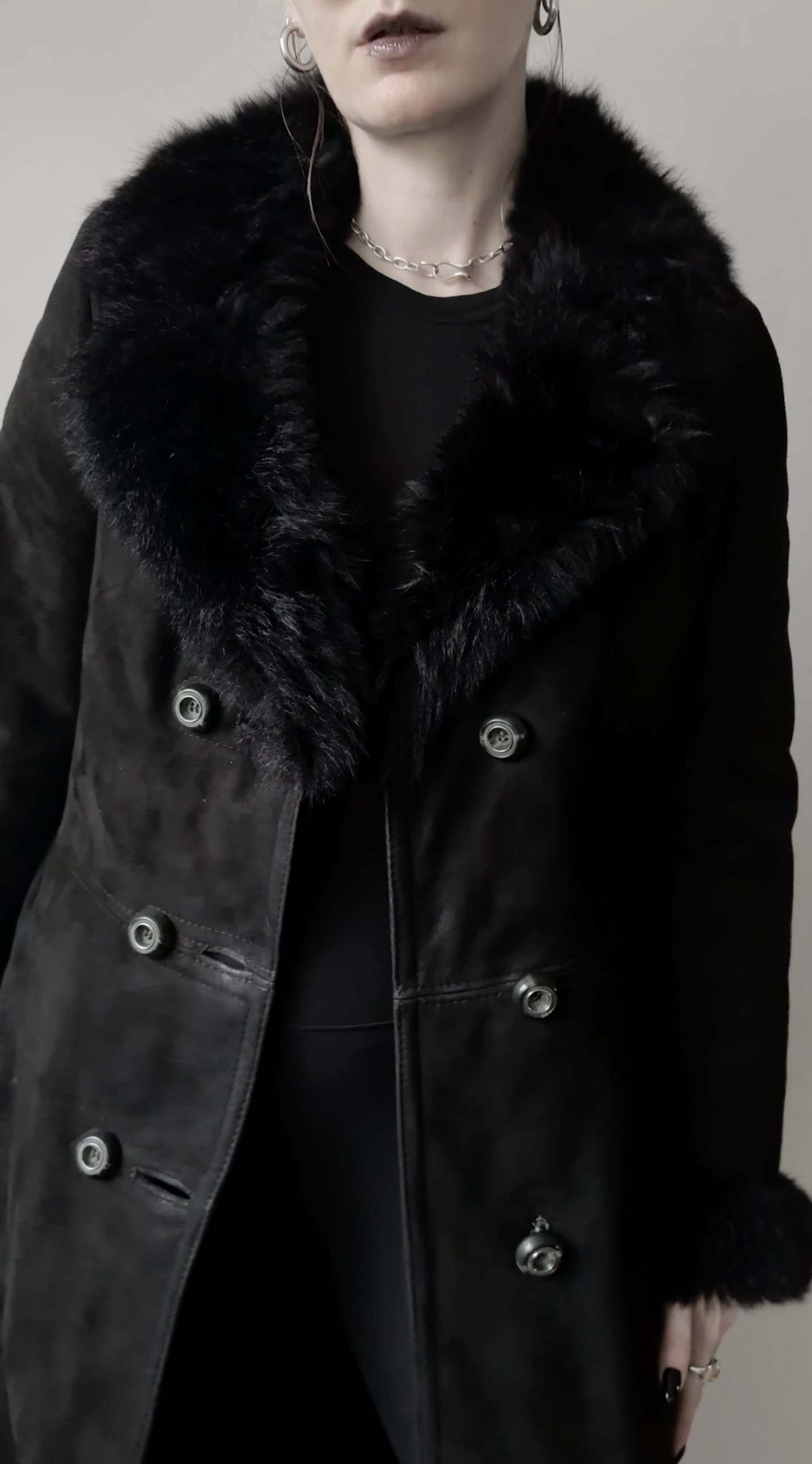 Vintage Lammfellmantel 70s Schwarz, S–M theplaincircle vintage