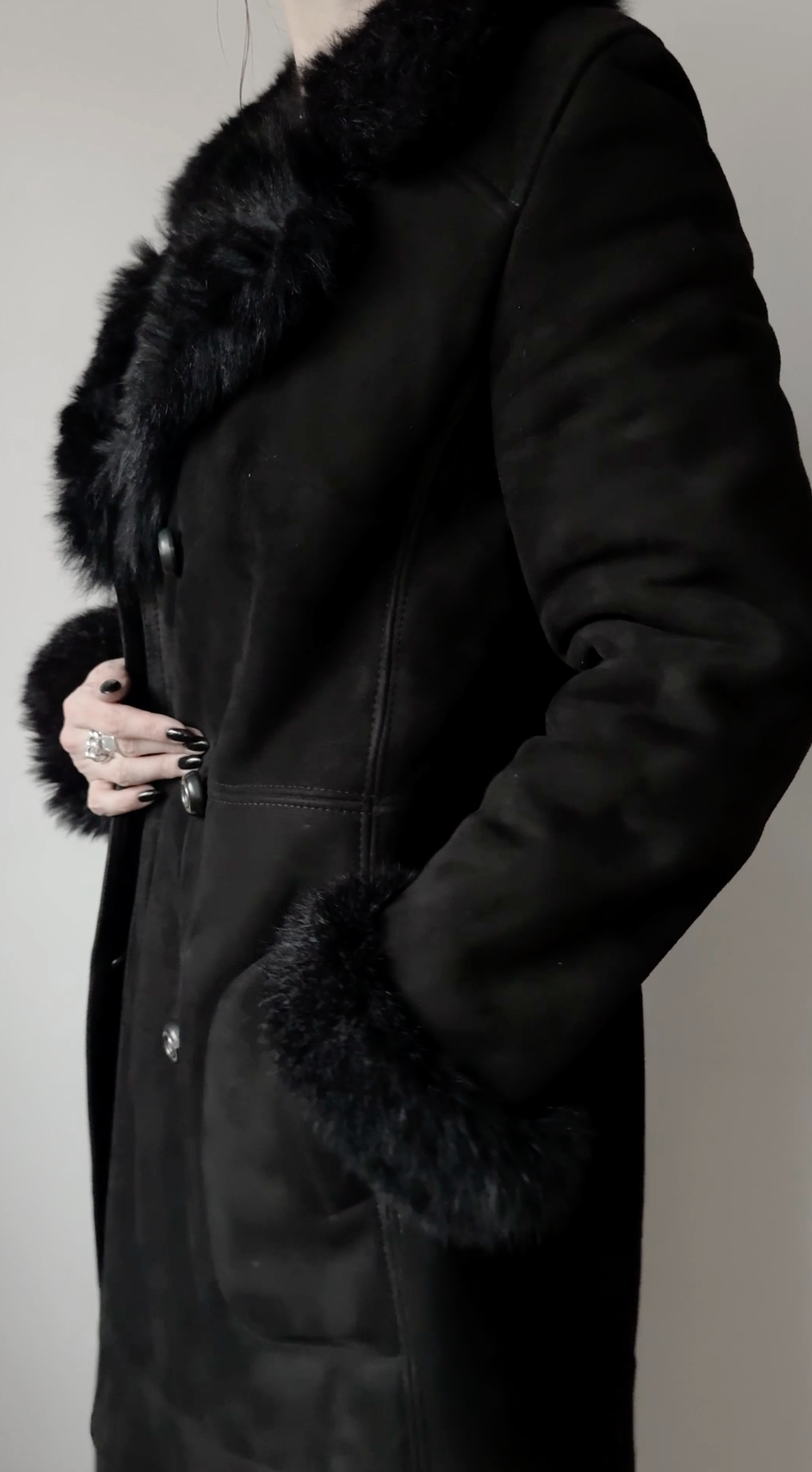 Vintage Lammfellmantel 70s Schwarz, S–M theplaincircle vintage