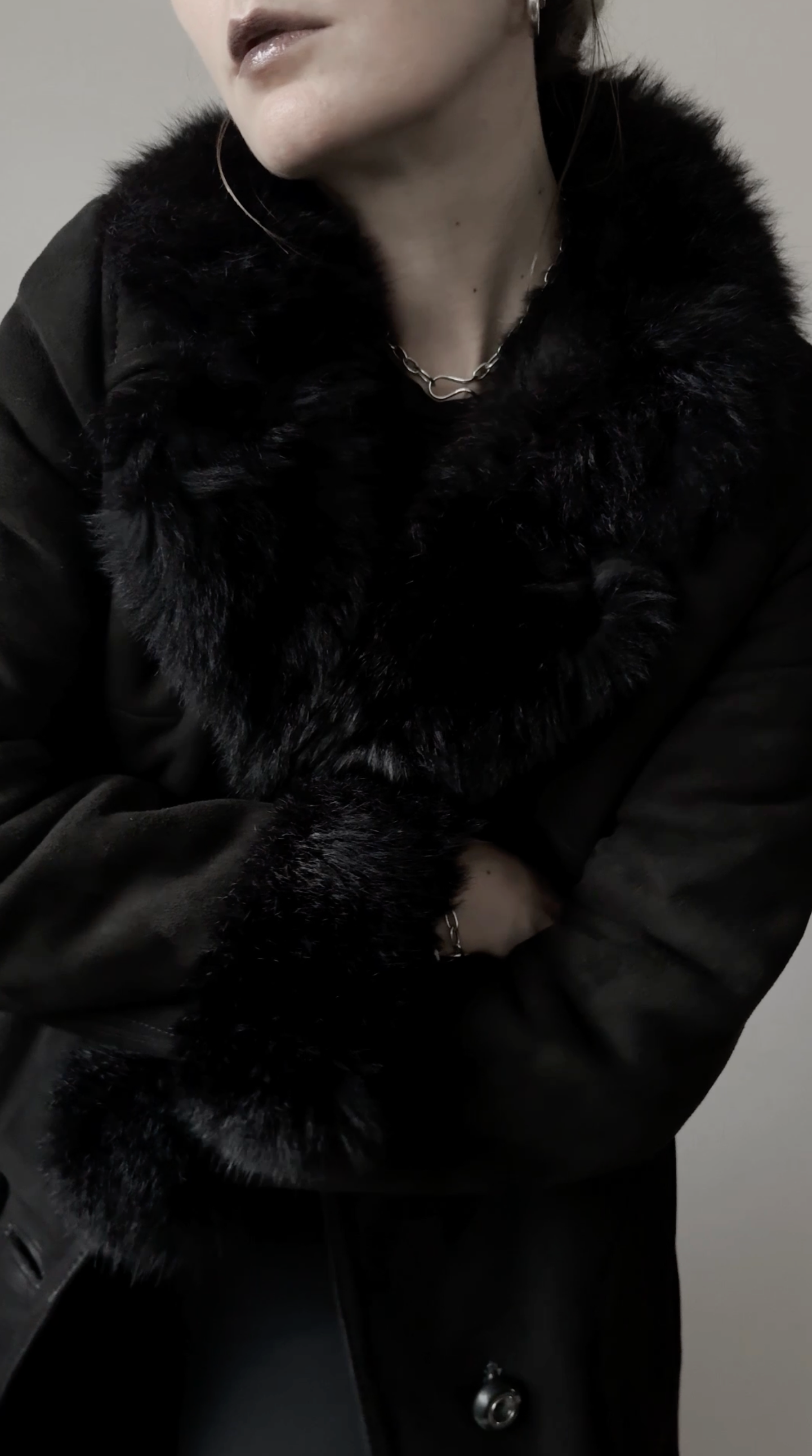 Vintage Lammfellmantel 70s Schwarz, S–M theplaincircle vintage