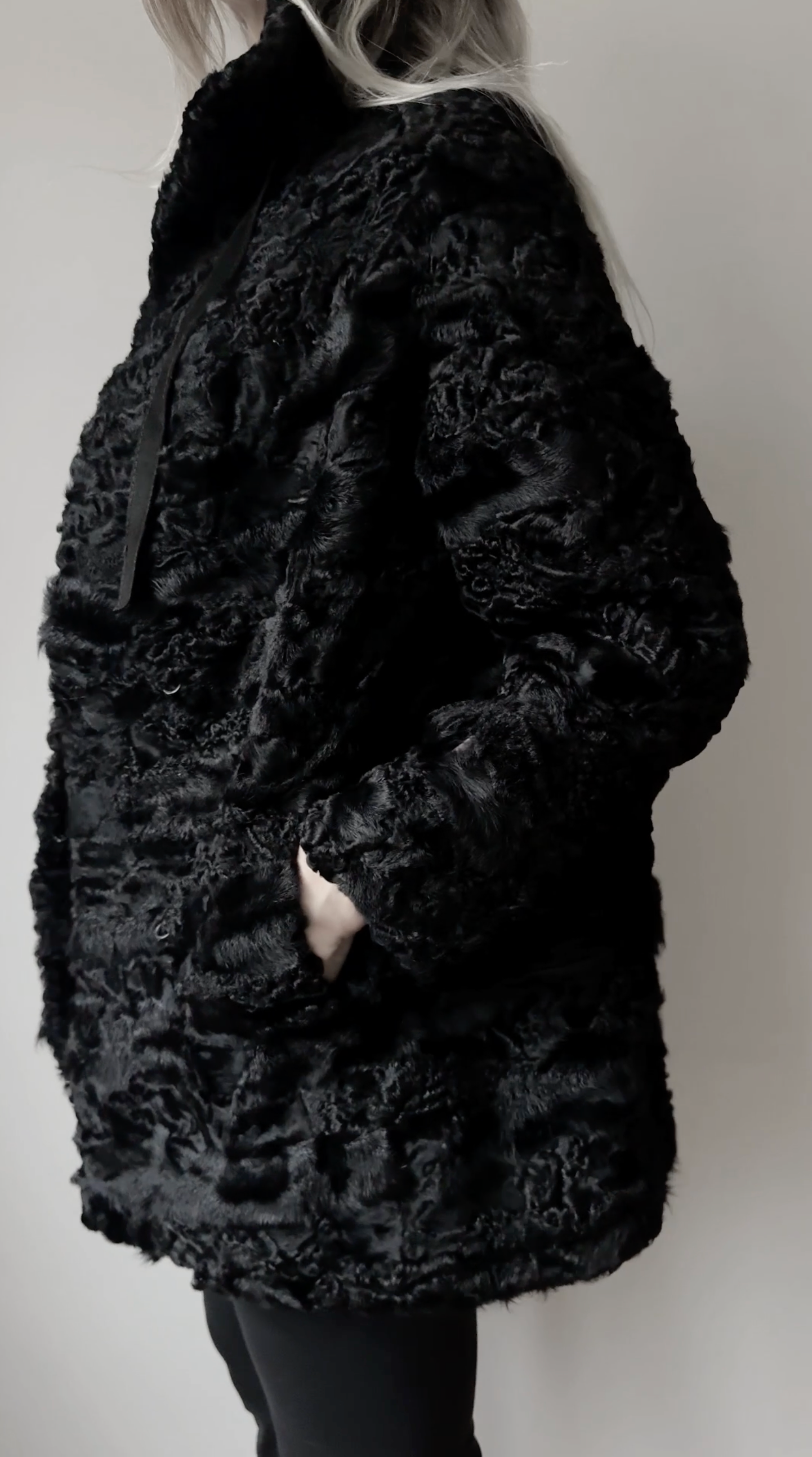 Vintage Lammfellmantel 70s Schwarz, S–M theplaincircle vintage