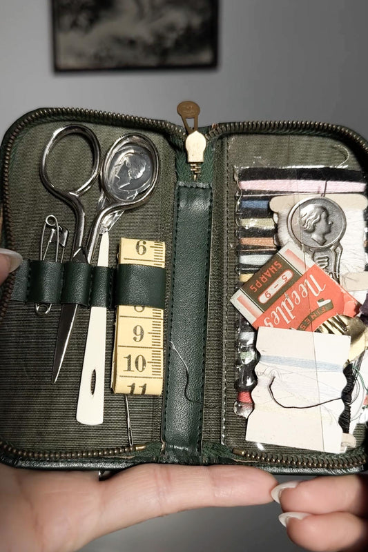 Schmales Vintage Nähset aus grünem Leder, 50er-60er theplaincircle vintage