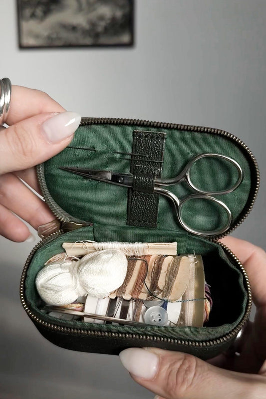 Vintage Nähschatulle aus grünem Leder – Made in Germany, 50er-60er theplaincircle vintage