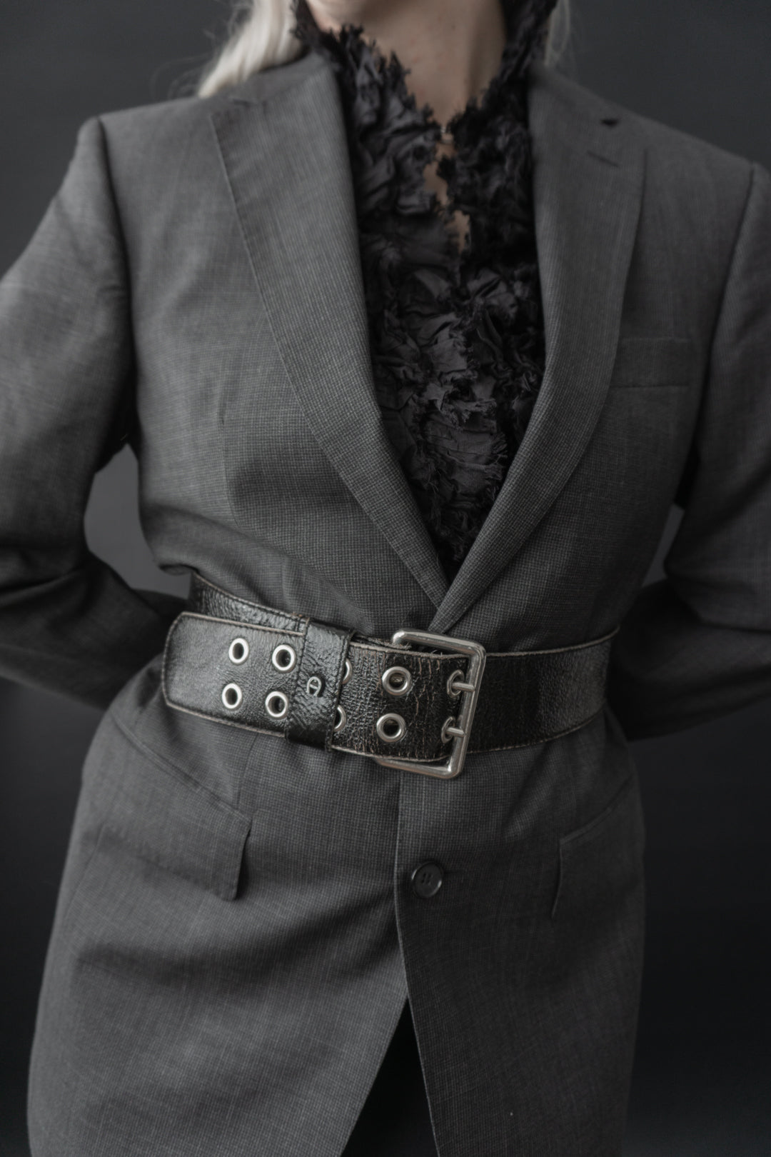 Vintage Aigner Gürtel 70er Jahre schwarzes Lackleder Echtleder mit Chrom-Schnalle und Nieten – handverlesenes Retro Accessoire dunkel Grunge Stil