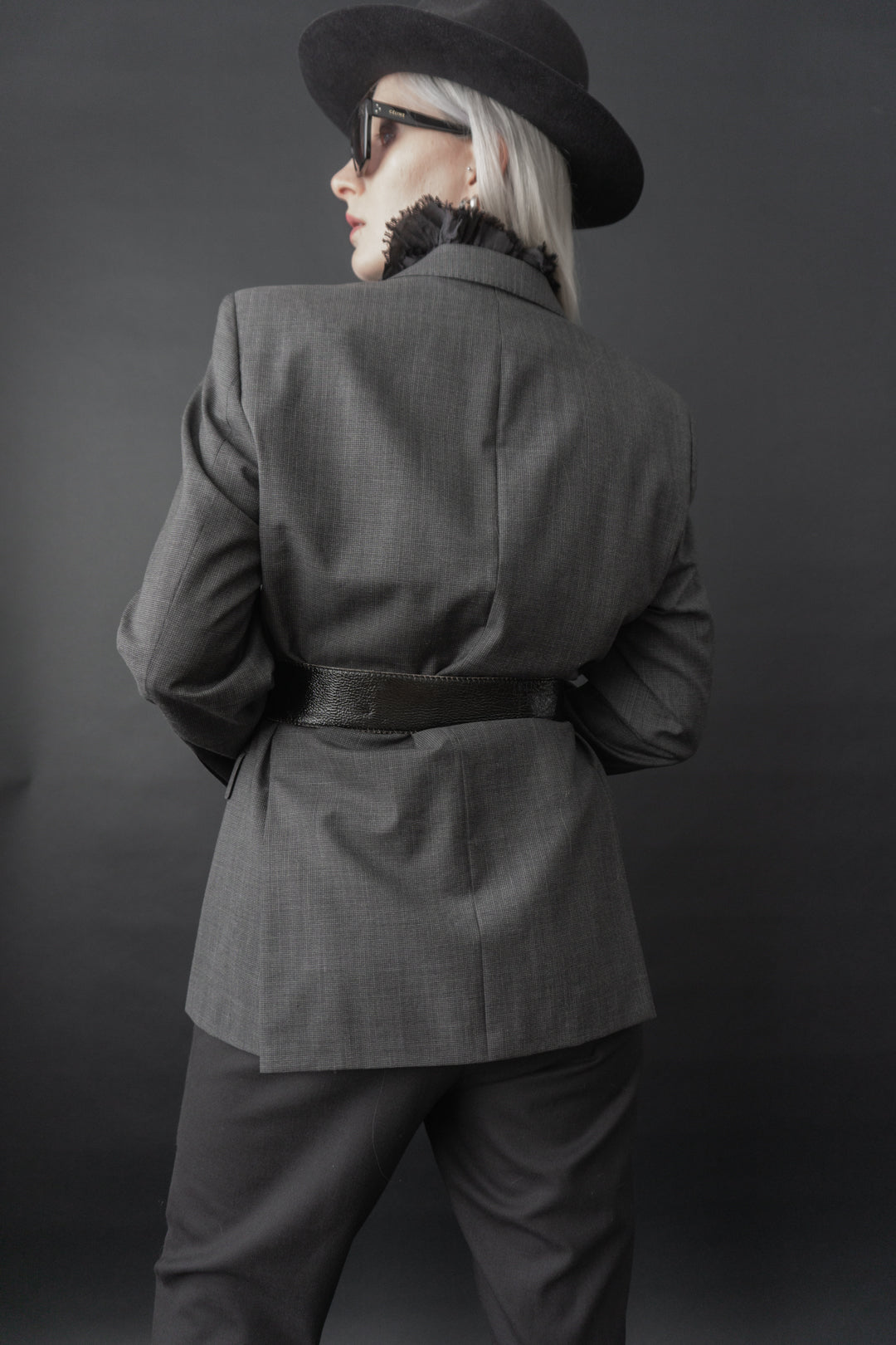 Vintage Aigner Gürtel 70er Jahre schwarzes Lackleder Echtleder mit Chrom-Schnalle und Nieten – handverlesenes Retro Accessoire dunkel Grunge Stil