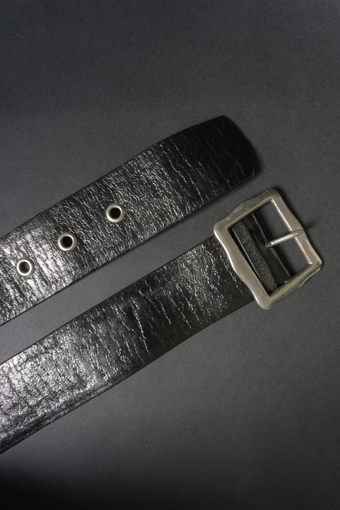 Vintage Gürtel 70er Echtleder shiny Finish mit quadratischer Schnalle und Ösen-Gürtellöchern 