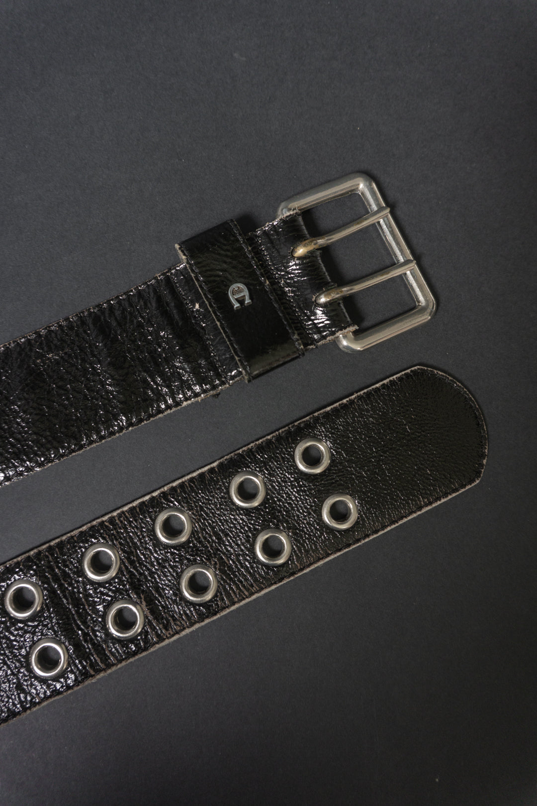 Vintage Aigner Gürtel 70er Jahre schwarzes Lackleder Echtleder mit Chrom-Schnalle und Nieten – handverlesenes Retro Accessoire dunkel Grunge Stil