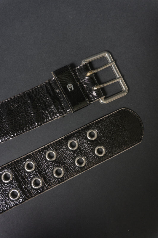Vintage Aigner Gürtel 70er Jahre schwarzes Lackleder Echtleder mit Chrom-Schnalle und Nieten – handverlesenes Retro Accessoire dunkel Grunge Stil