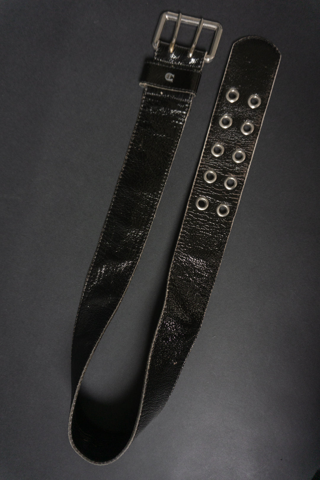 Vintage Aigner Gürtel 70er Jahre schwarzes Lackleder Echtleder mit Chrom-Schnalle und Nieten – handverlesenes Retro Accessoire dunkel Grunge Stil