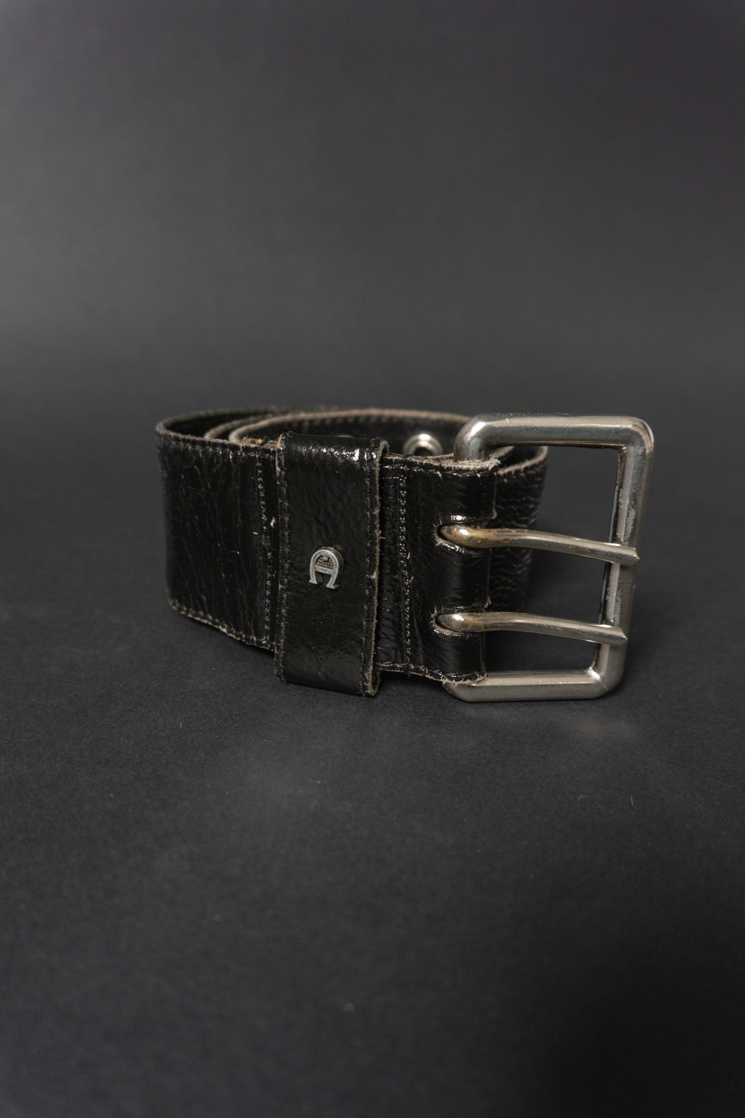 Vintage Aigner Gürtel 70er Jahre schwarzes Lackleder Echtleder mit Chrom-Schnalle und Nieten – handverlesenes Retro Accessoire dunkel Grunge Stil