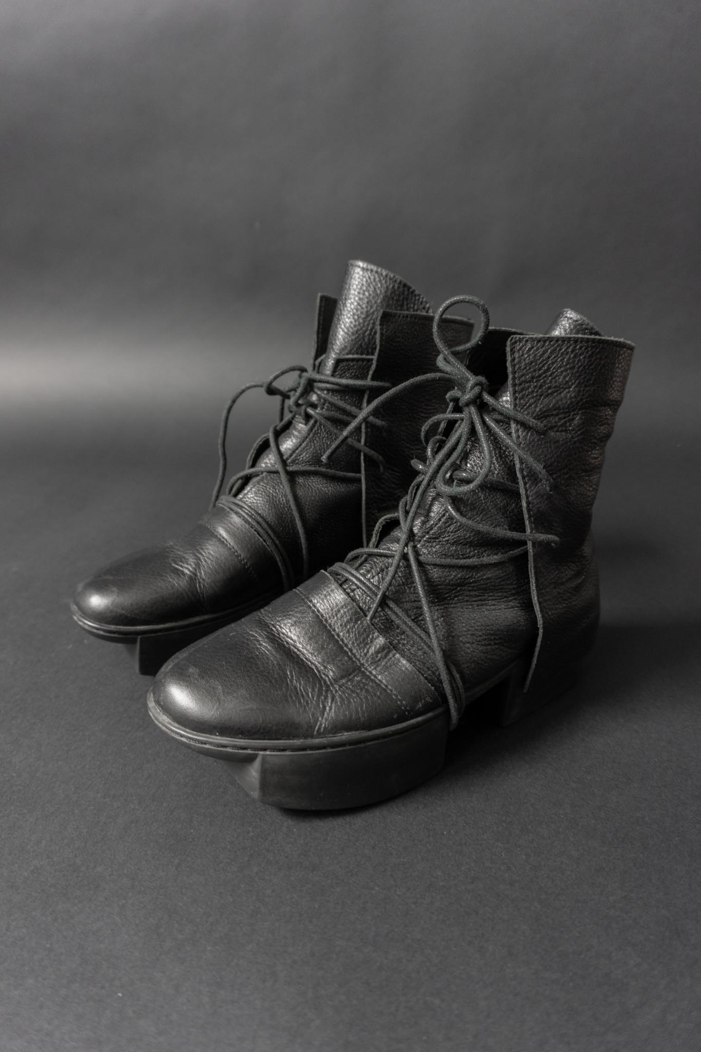 Trippen Stiefeletten aus schwarzem Leder mit Geisha-Heel in Größe 38/39 – Avantgarde Schuhe Berlin