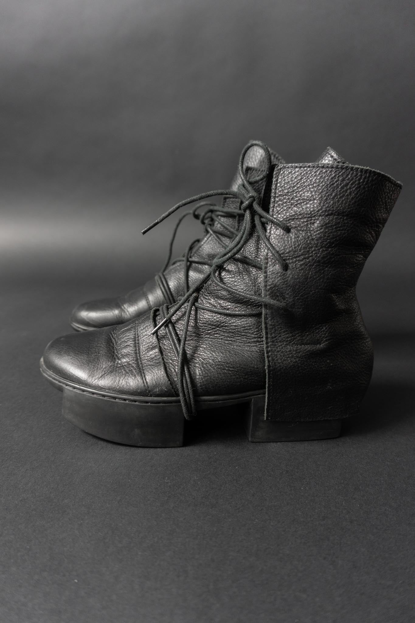 Trippen Stiefeletten aus schwarzem Leder mit Geisha-Heel in Größe 38/39 – Avantgarde Schuhe Berlin