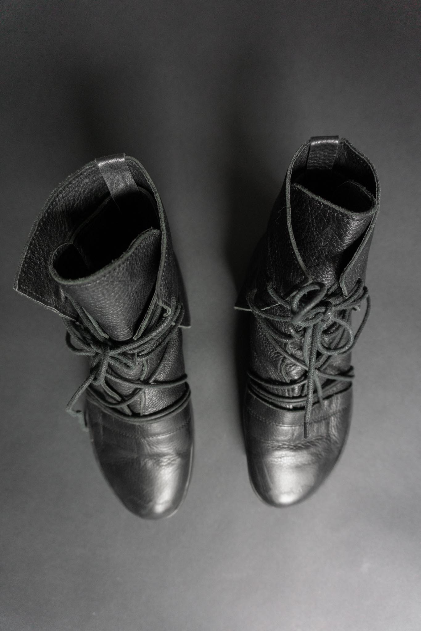 Trippen Stiefeletten aus schwarzem Leder mit Geisha-Heel in Größe 38/39 – Avantgarde Schuhe Berlin