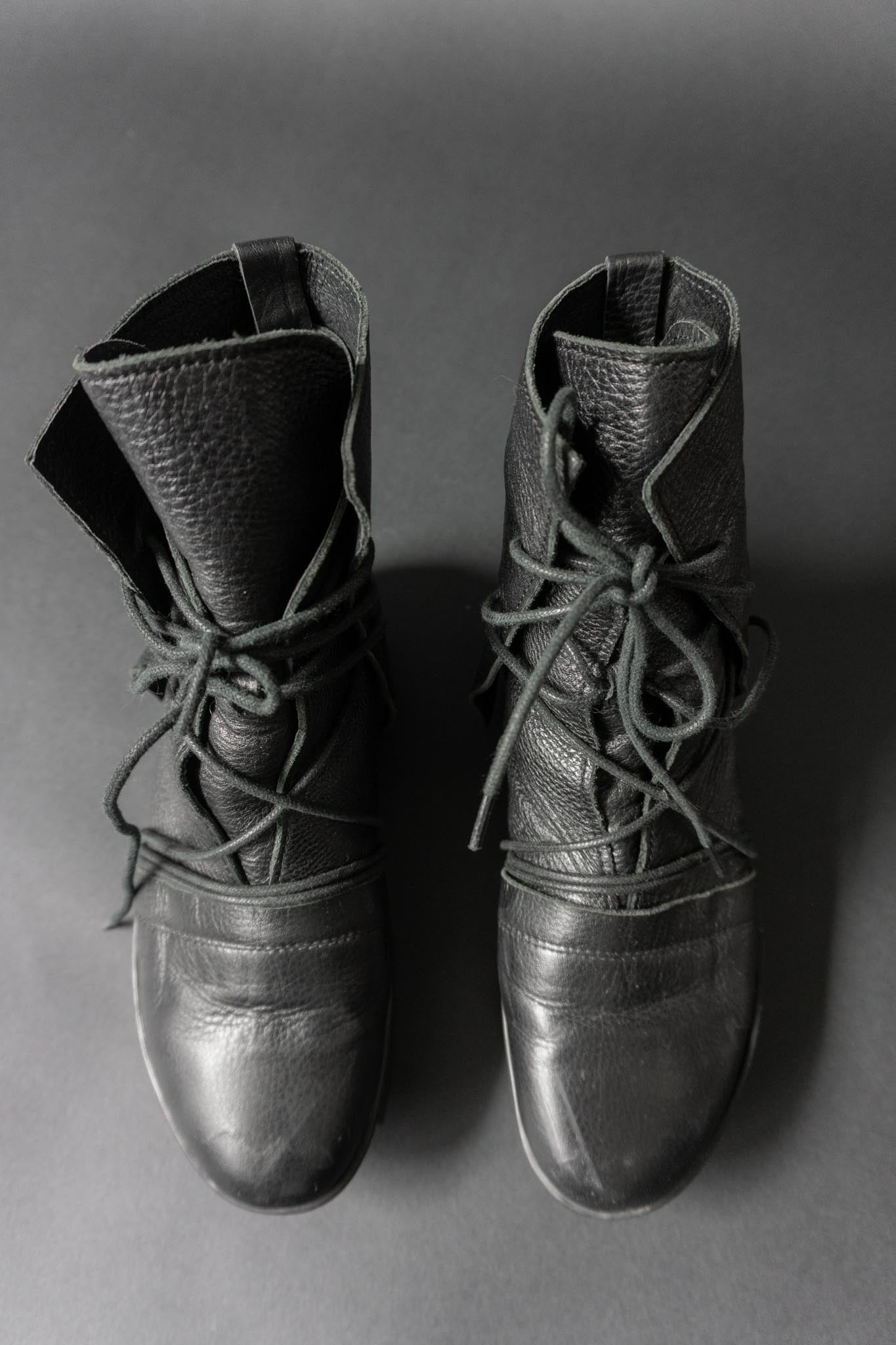 Trippen Stiefeletten aus schwarzem Leder mit Geisha-Heel in Größe 38/39 – Avantgarde Schuhe Berlin