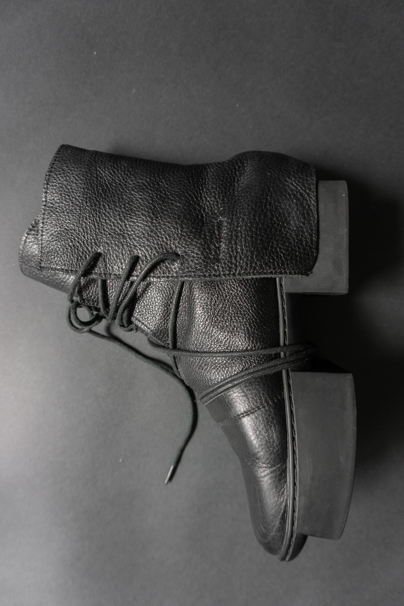 Trippen Stiefeletten aus schwarzem Leder mit Geisha-Heel in Größe 38/39 – Avantgarde Schuhe Berlin