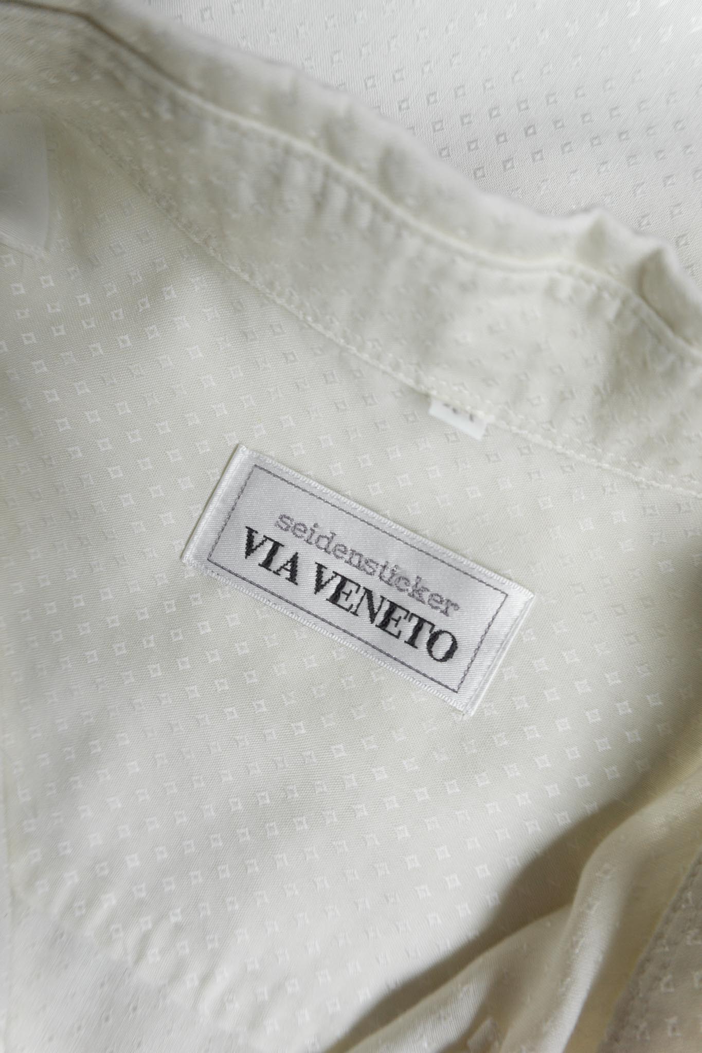 Vintage-Hemd in Creme mit Mikrostruktur und klassischem Schnitt 