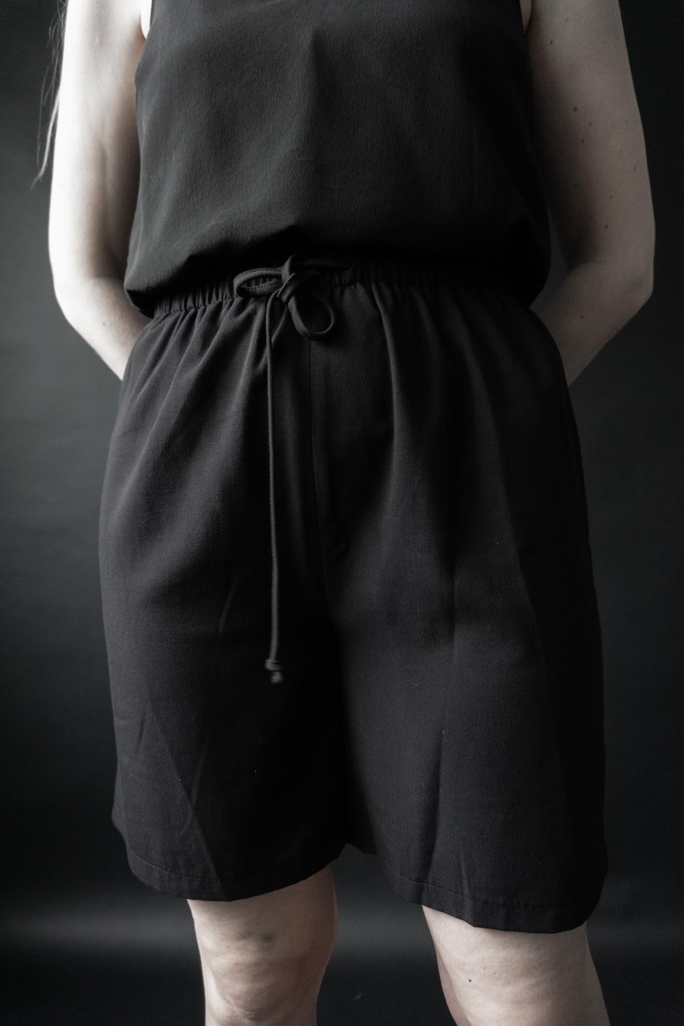 Schwarze 80er Viskose-Shorts mit elastischem Bund und Tunnelzug