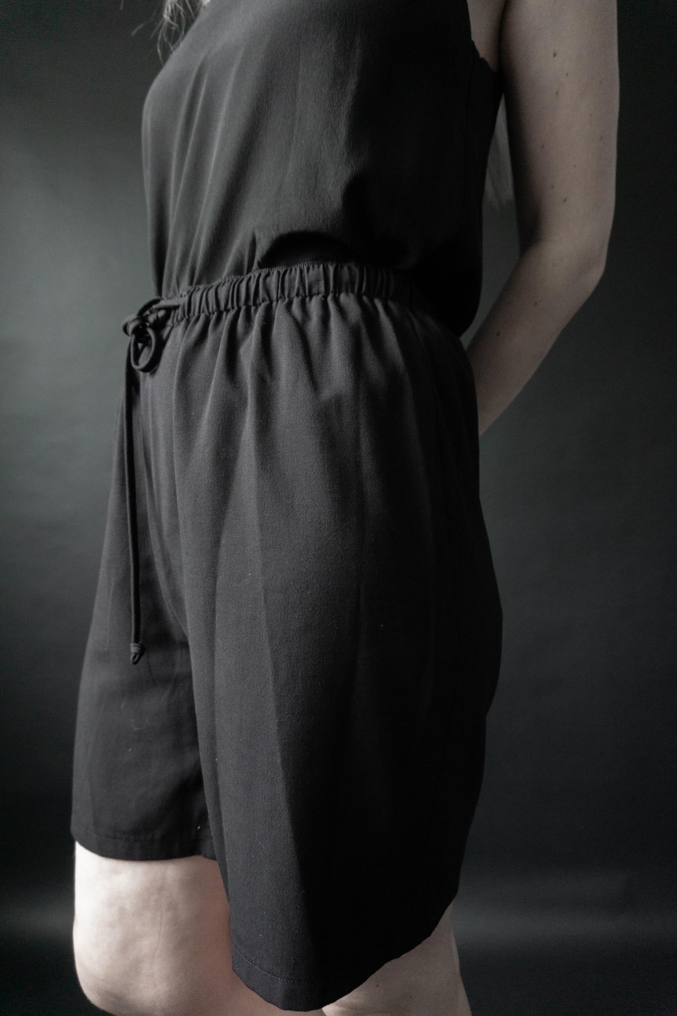 Schwarze 80er Viskose-Shorts mit elastischem Bund und Tunnelzug