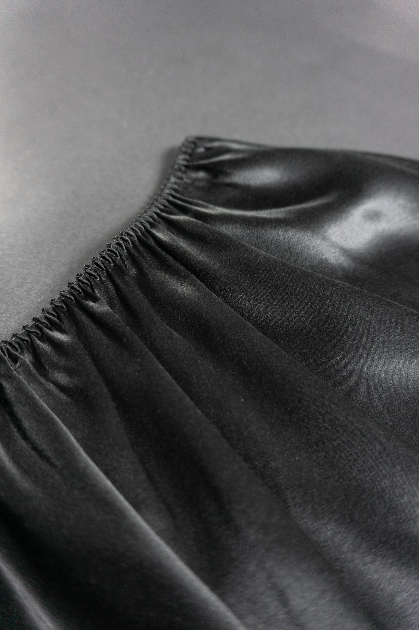 Schwarze Seiden-Shorts im Lingerie-Stil mit elastischem Bund