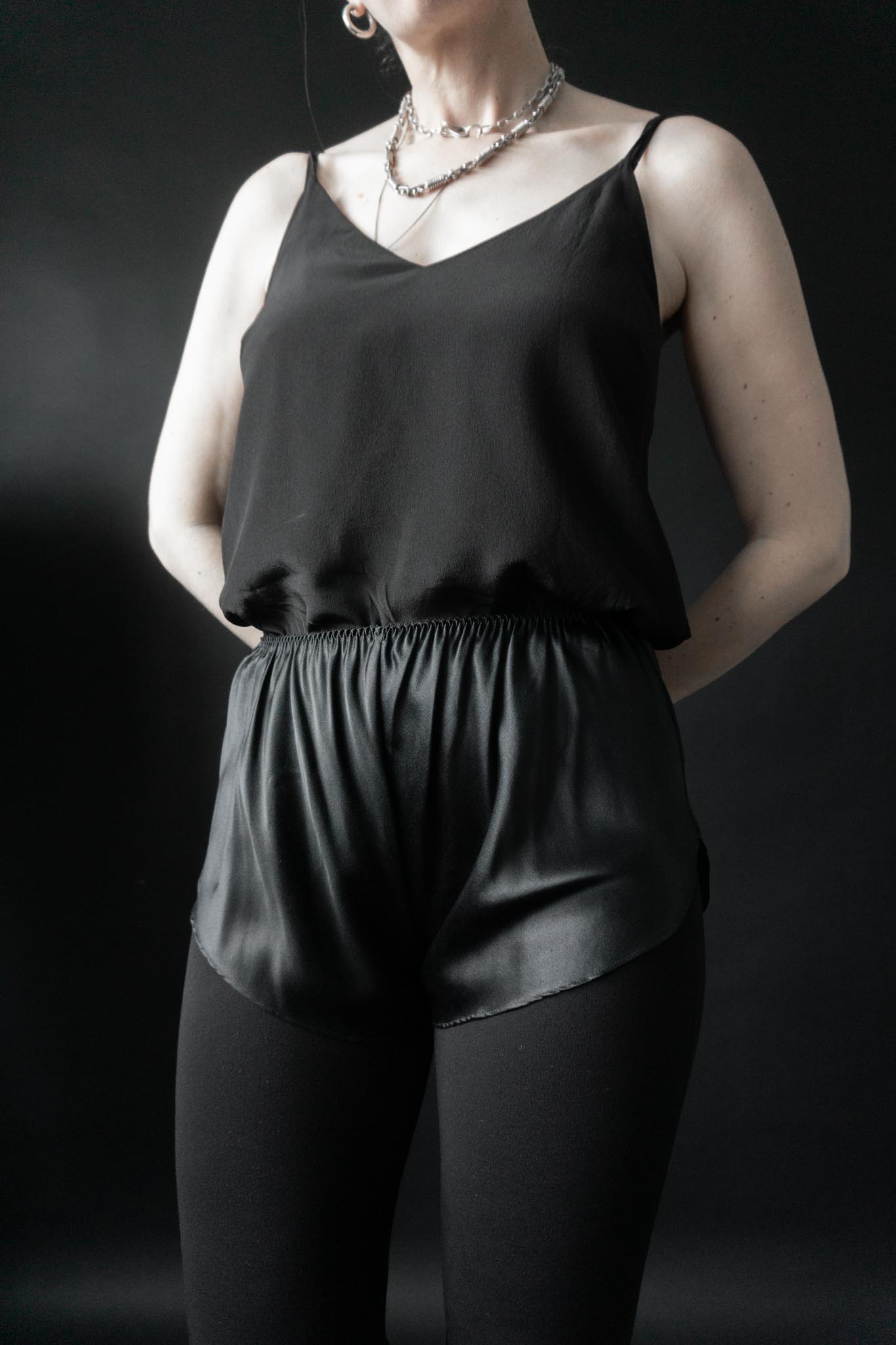Schwarze Seiden-Shorts im Lingerie-Stil mit elastischem Bund