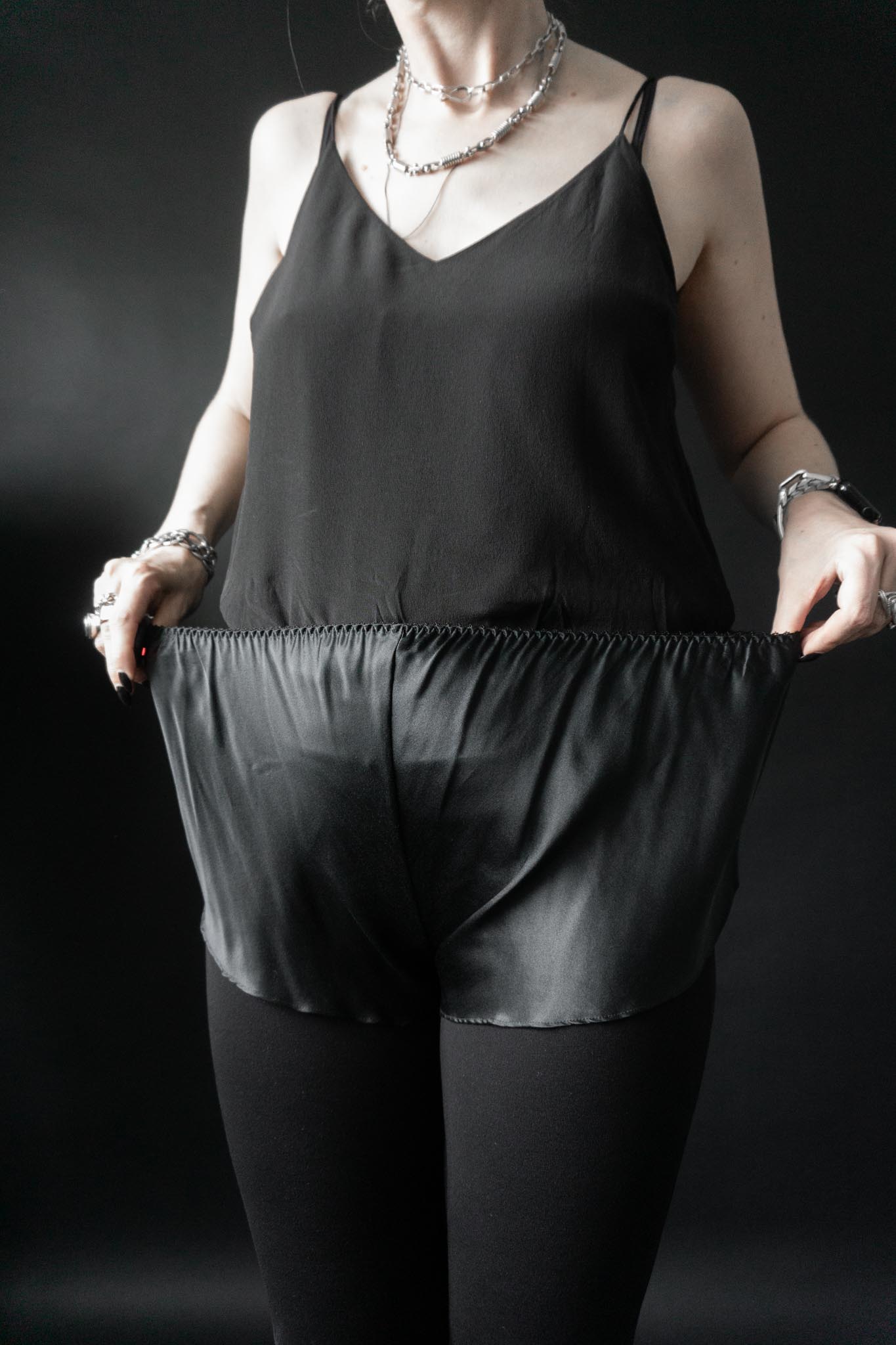 Schwarze Seiden-Shorts im Lingerie-Stil mit elastischem Bund