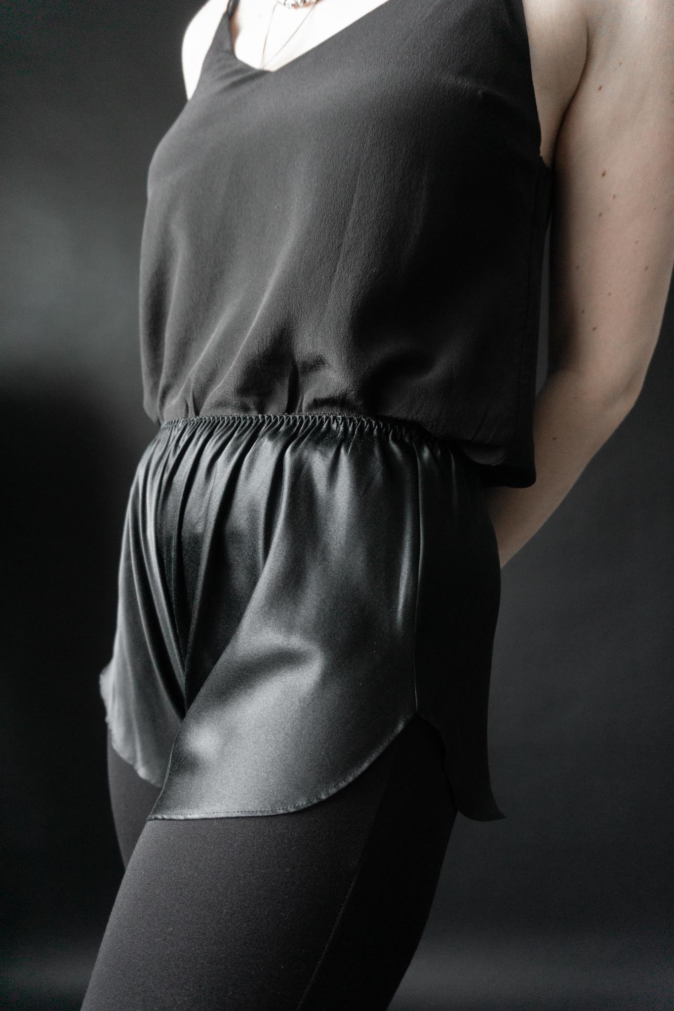 Schwarze Seiden-Shorts im Lingerie-Stil mit elastischem Bund