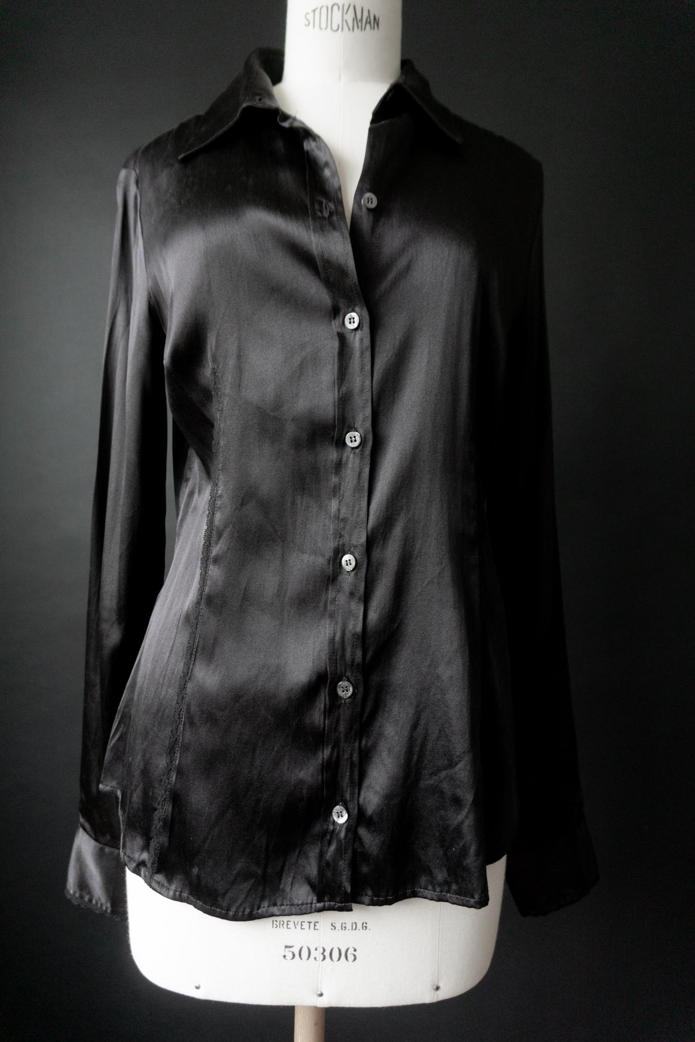 Vintage Dolce & Gabbana Bluse aus schwarzer Seide mit Spitze und Perlmuttknöpfen