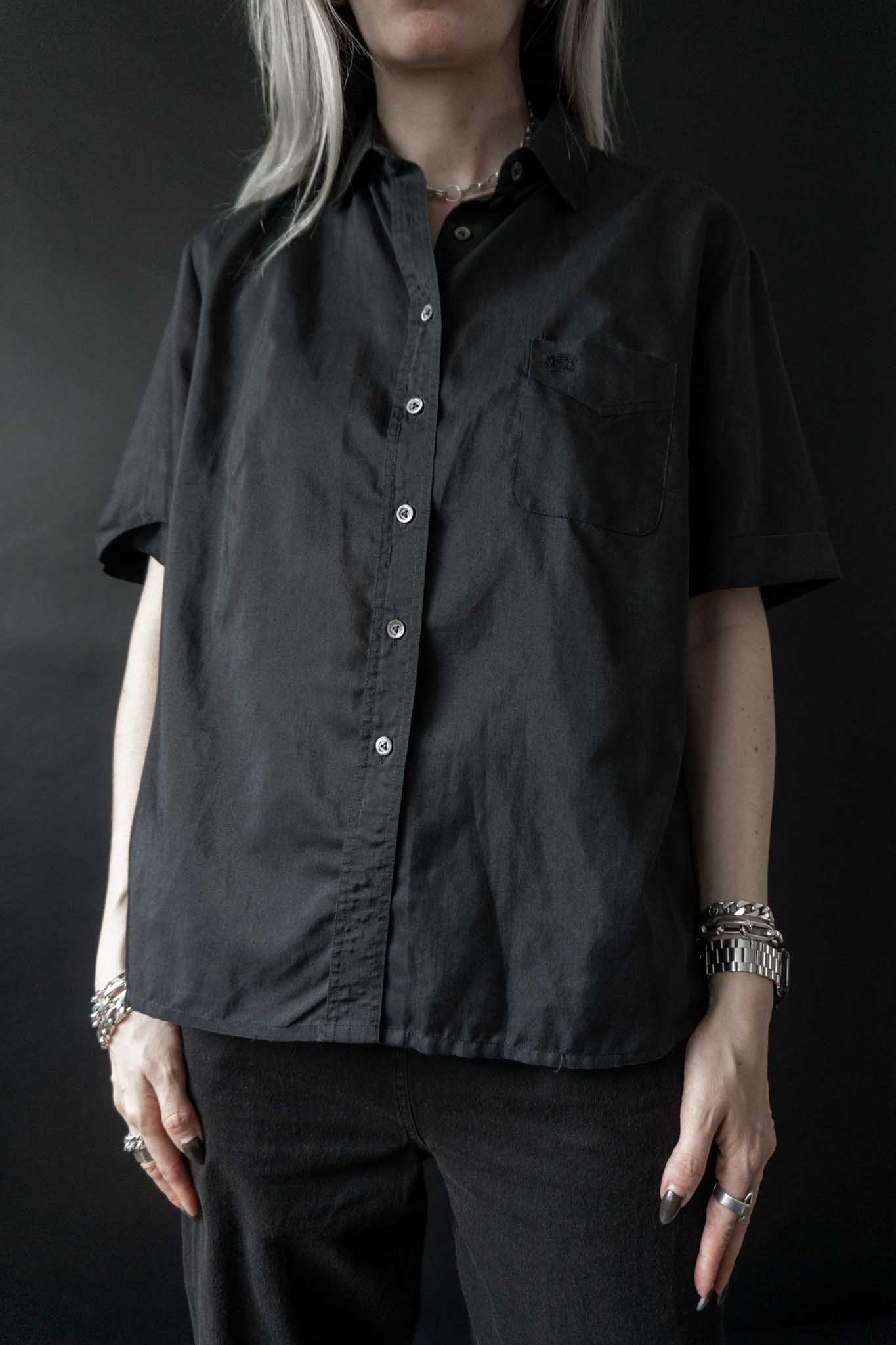 Schwarze Kurzarm-Bluse aus Viskose mit aufgesetzter Tasche – sommerliches Gothic Vintage Basic