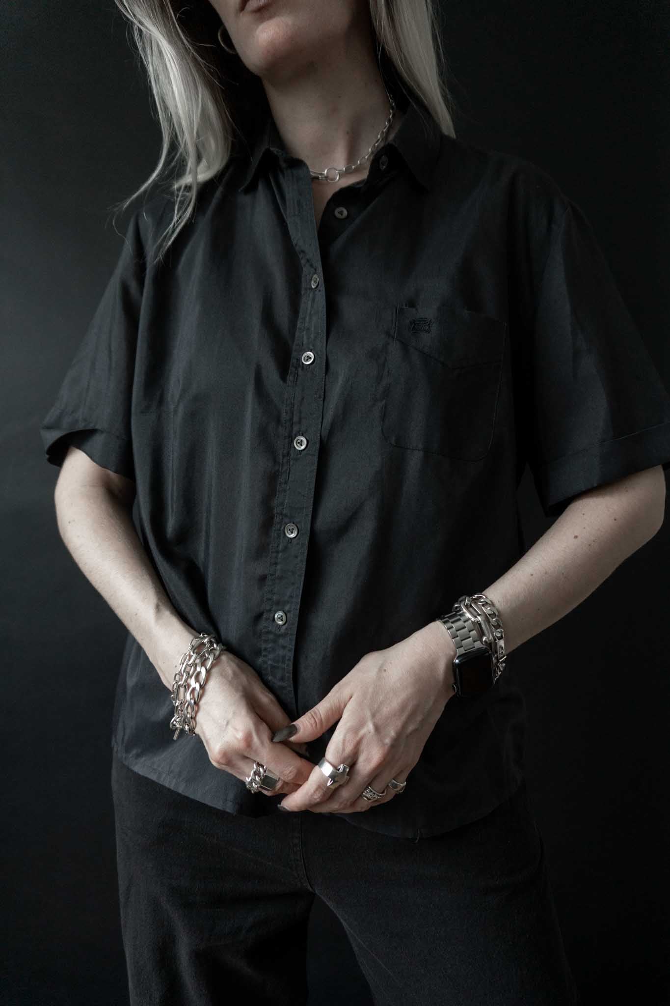 Schwarze Kurzarm-Bluse aus Viskose mit aufgesetzter Tasche – sommerliches Gothic Vintage Basic